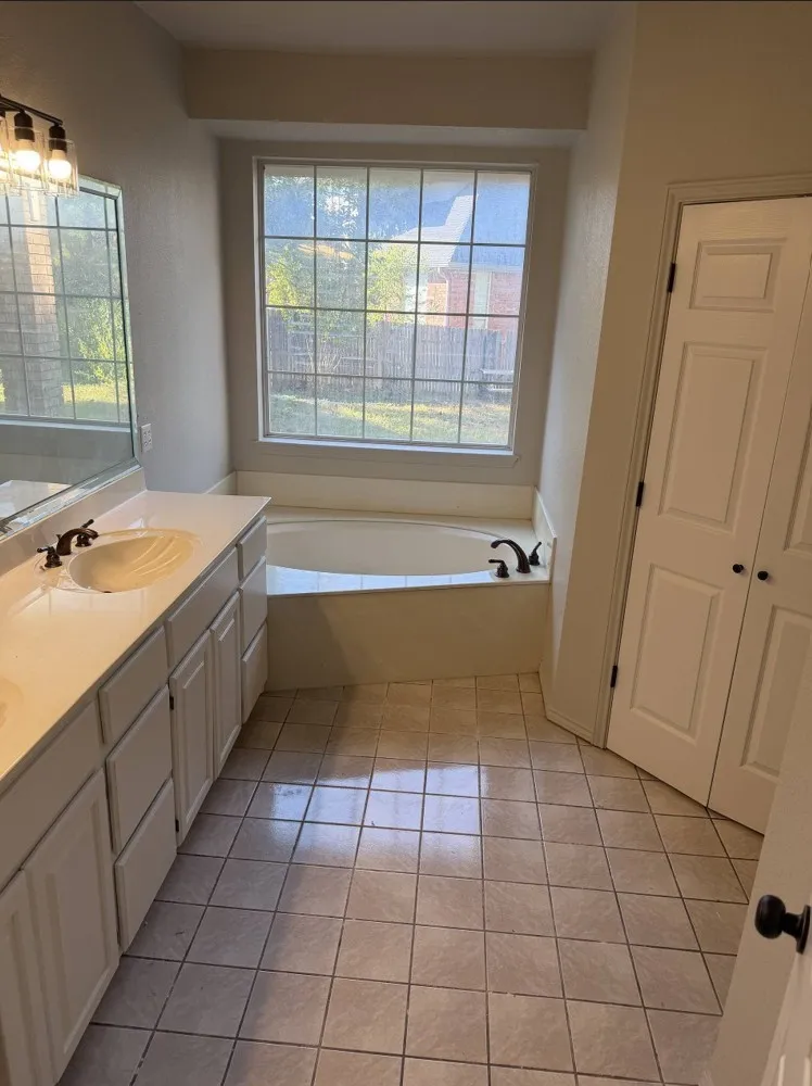 Single Family Residence For Sale in Taylor County , 1702 Lytle Shores Drive, Abilene, Texas 79602, 4 Bedroom, 4 Bathroom, 2 Garage spaces, 3,660 Sqft, built in 1994, mls#21409952, Real Estate Agent in Abilene, Homes For Sale in Taylor county, Homes For Sale in Abilene, Realtor in Abilene Texas, Real Estate Brokerage Independent Realty Texas, Luminita Cordes Realtor