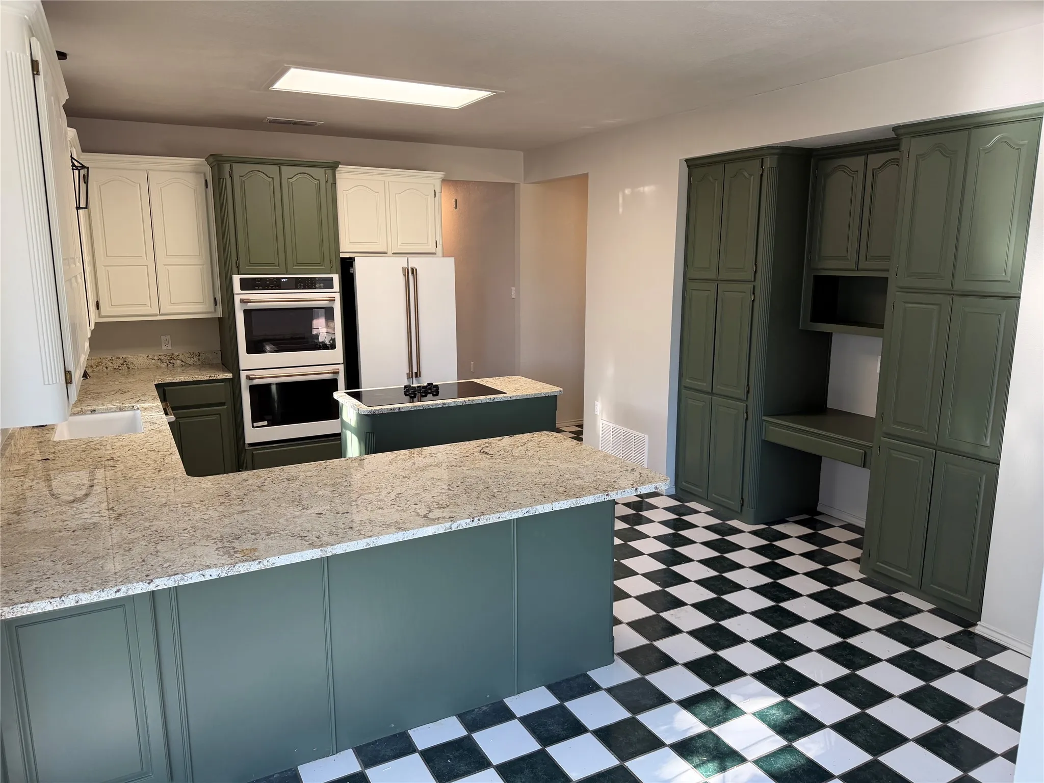 Single Family Residence For Sale in Taylor County , 1702 Lytle Shores Drive, Abilene, Texas 79602, 4 Bedroom, 4 Bathroom, 2 Garage spaces, 3,660 Sqft, built in 1994, mls#21409952, Real Estate Agent in Abilene, Homes For Sale in Taylor county, Homes For Sale in Abilene, Realtor in Abilene Texas, Real Estate Brokerage Independent Realty Texas, Luminita Cordes Realtor