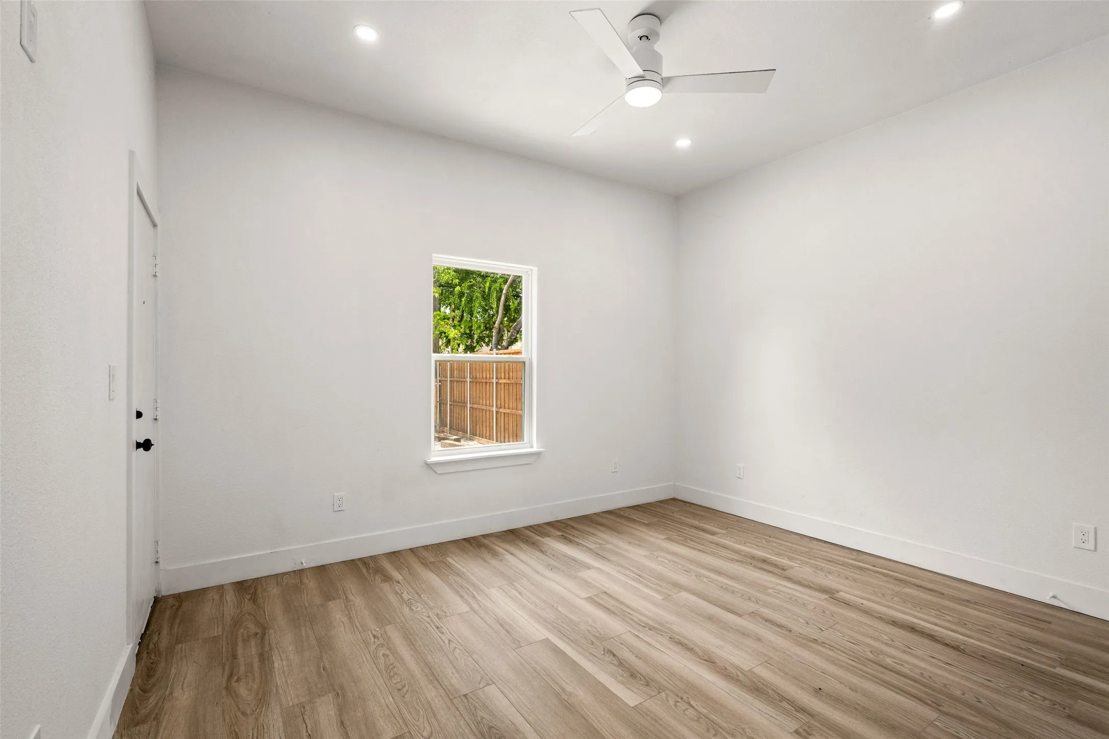Duplex For Rent in Dallas County , 808 W 10th Street, Dallas, Texas 75208, 2 Bedroom, 1 Bathroom, Garage spaces, 1,830 Sqft, built in 1930, mls#21410546, Real Estate Agent in Dallas, Homes For Rent in Dallas county, Homes For Rent in Dallas, Realtor in Dallas Texas, Real Estate Brokerage Independent Realty Texas, Luminita Cordes Realtor