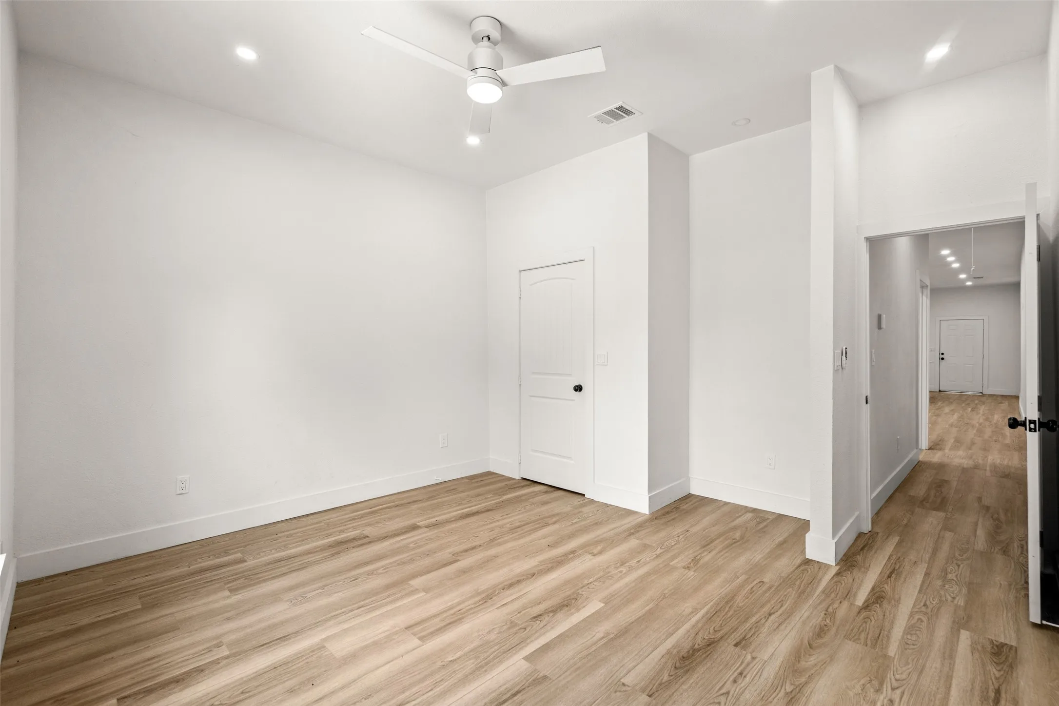 Duplex For Rent in Dallas County , 808 W 10th Street, Dallas, Texas 75208, 2 Bedroom, 1 Bathroom, Garage spaces, 1,830 Sqft, built in 1930, mls#21410546, Real Estate Agent in Dallas, Homes For Rent in Dallas county, Homes For Rent in Dallas, Realtor in Dallas Texas, Real Estate Brokerage Independent Realty Texas, Luminita Cordes Realtor