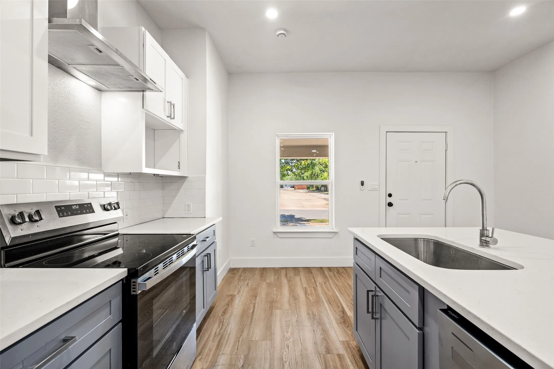 Duplex For Rent in Dallas County , 808 W 10th Street, Dallas, Texas 75208, 2 Bedroom, 1 Bathroom, Garage spaces, 1,830 Sqft, built in 1930, mls#21410546, Real Estate Agent in Dallas, Homes For Rent in Dallas county, Homes For Rent in Dallas, Realtor in Dallas Texas, Real Estate Brokerage Independent Realty Texas, Luminita Cordes Realtor