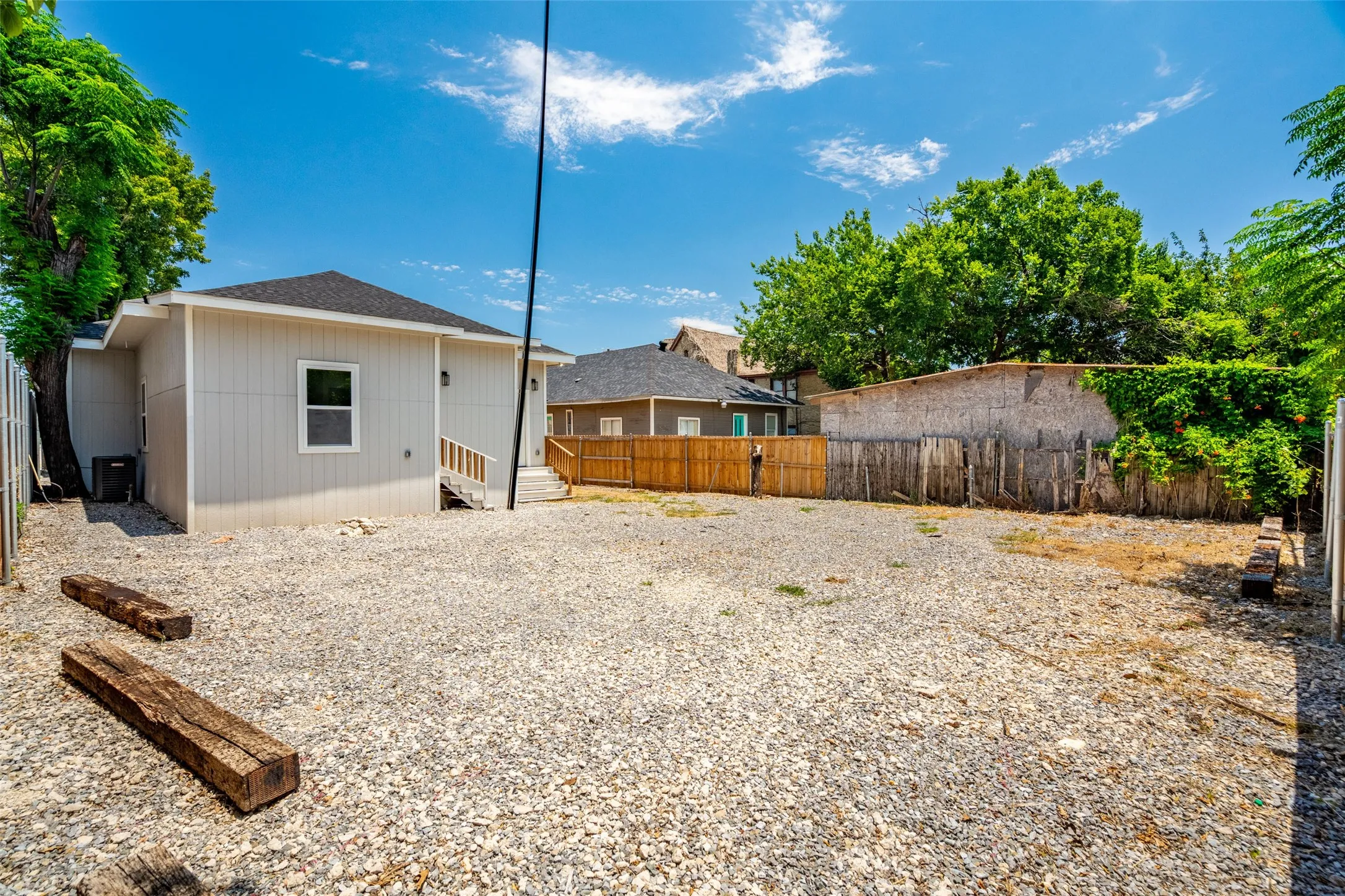 Duplex For Rent in Dallas County , 808 W 10th Street, Dallas, Texas 75208, 2 Bedroom, 1 Bathroom, Garage spaces, 1,830 Sqft, built in 1930, mls#21410546, Real Estate Agent in Dallas, Homes For Rent in Dallas county, Homes For Rent in Dallas, Realtor in Dallas Texas, Real Estate Brokerage Independent Realty Texas, Luminita Cordes Realtor