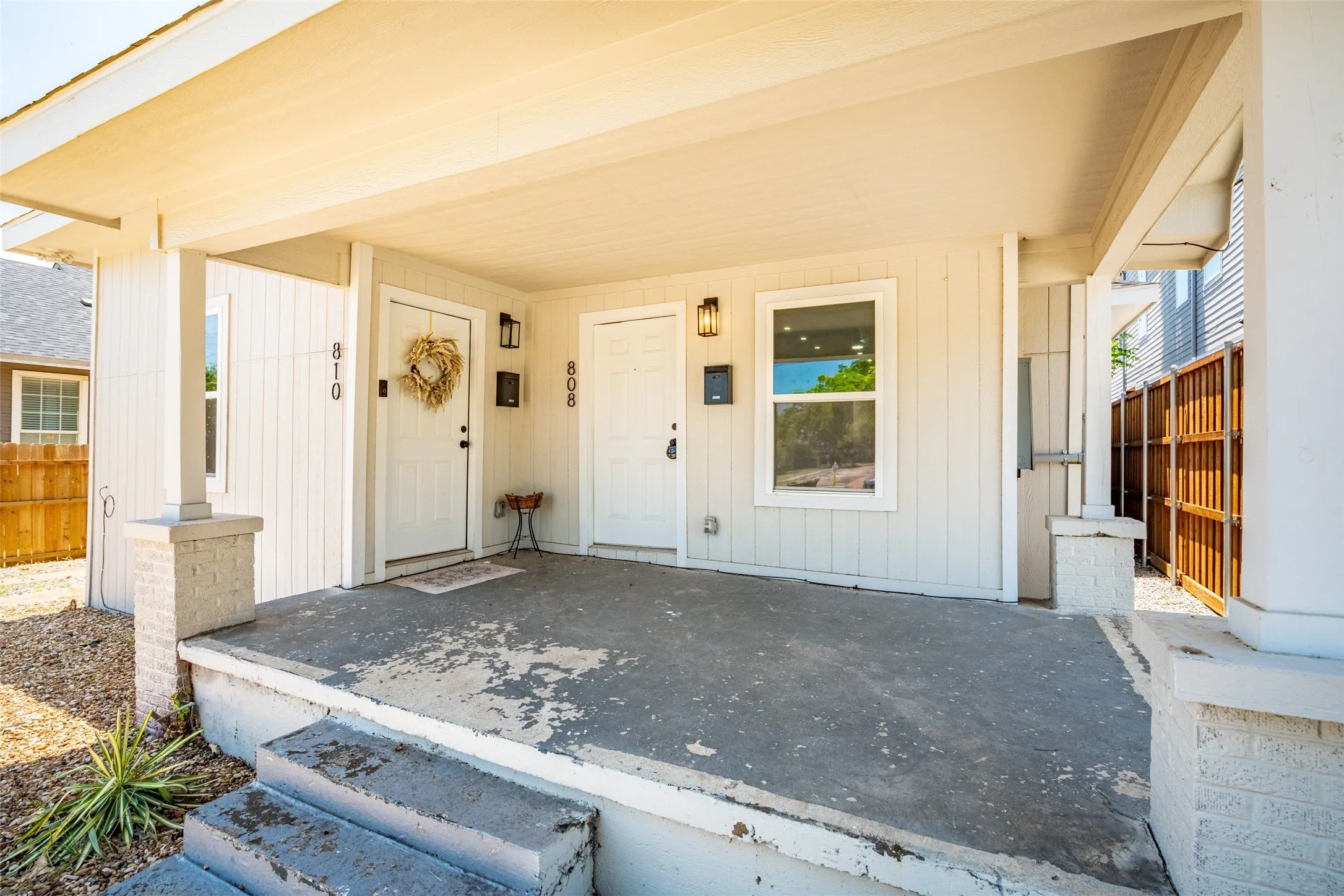 Duplex For Rent in Dallas County , 808 W 10th Street, Dallas, Texas 75208, 2 Bedroom, 1 Bathroom, Garage spaces, 1,830 Sqft, built in 1930, mls#21410546, Real Estate Agent in Dallas, Homes For Rent in Dallas county, Homes For Rent in Dallas, Realtor in Dallas Texas, Real Estate Brokerage Independent Realty Texas, Luminita Cordes Realtor