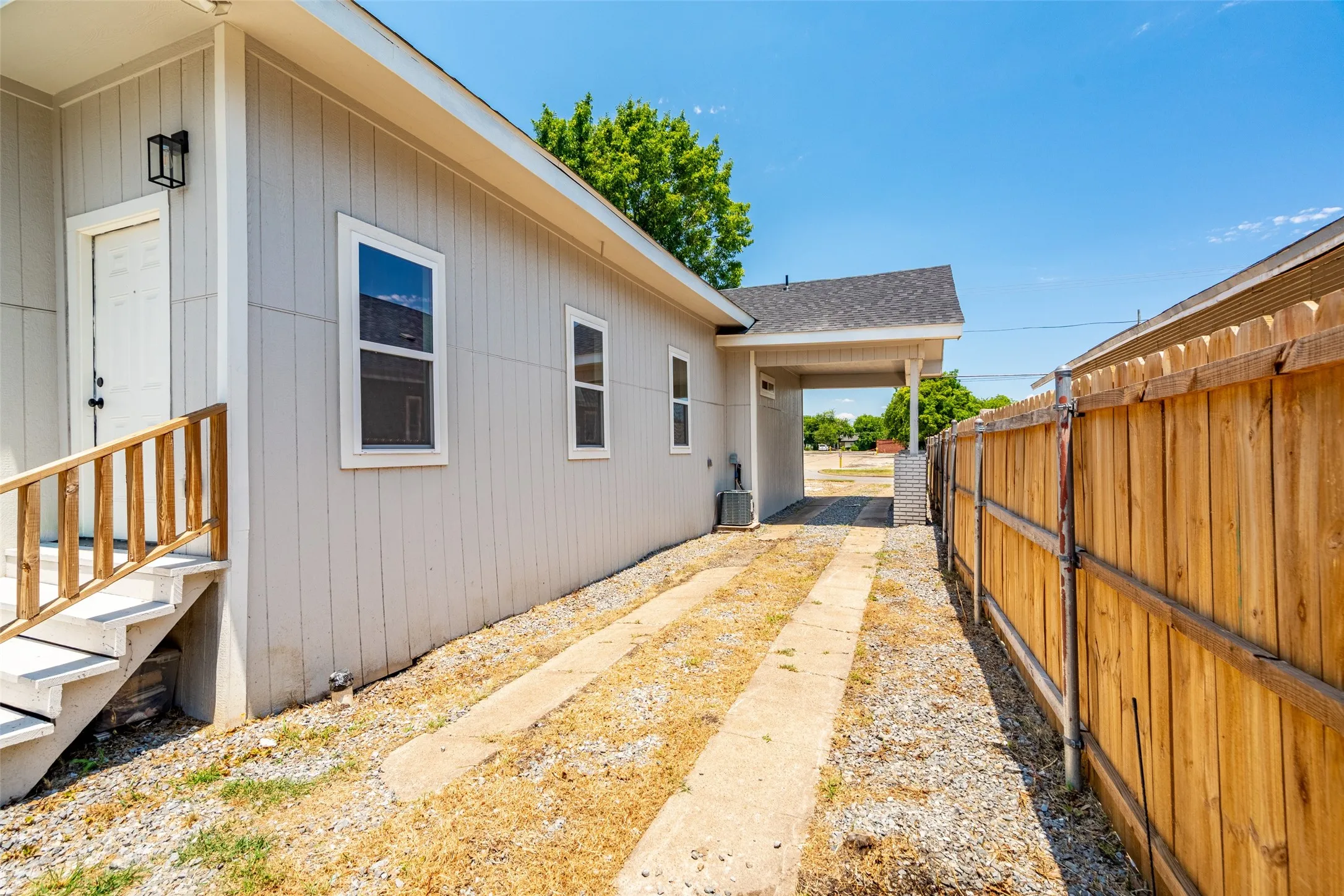 Duplex For Rent in Dallas County , 808 W 10th Street, Dallas, Texas 75208, 2 Bedroom, 1 Bathroom, Garage spaces, 1,830 Sqft, built in 1930, mls#21410546, Real Estate Agent in Dallas, Homes For Rent in Dallas county, Homes For Rent in Dallas, Realtor in Dallas Texas, Real Estate Brokerage Independent Realty Texas, Luminita Cordes Realtor