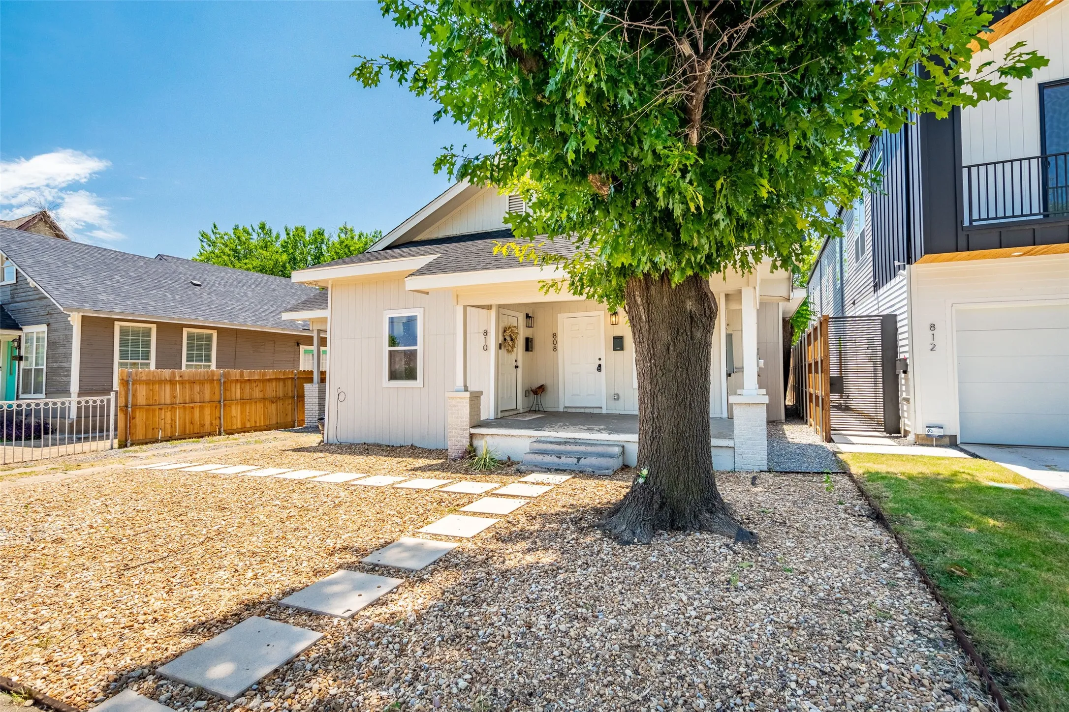 Duplex For Rent in Dallas County , 808 W 10th Street, Dallas, Texas 75208, 2 Bedroom, 1 Bathroom, Garage spaces, 1,830 Sqft, built in 1930, mls#21410546, Real Estate Agent in Dallas, Homes For Rent in Dallas county, Homes For Rent in Dallas, Realtor in Dallas Texas, Real Estate Brokerage Independent Realty Texas, Luminita Cordes Realtor