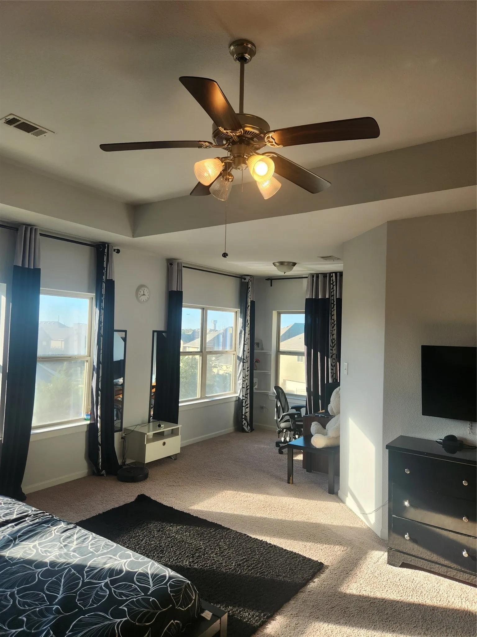 Tray ceiling with a ceiling fan light fixture
