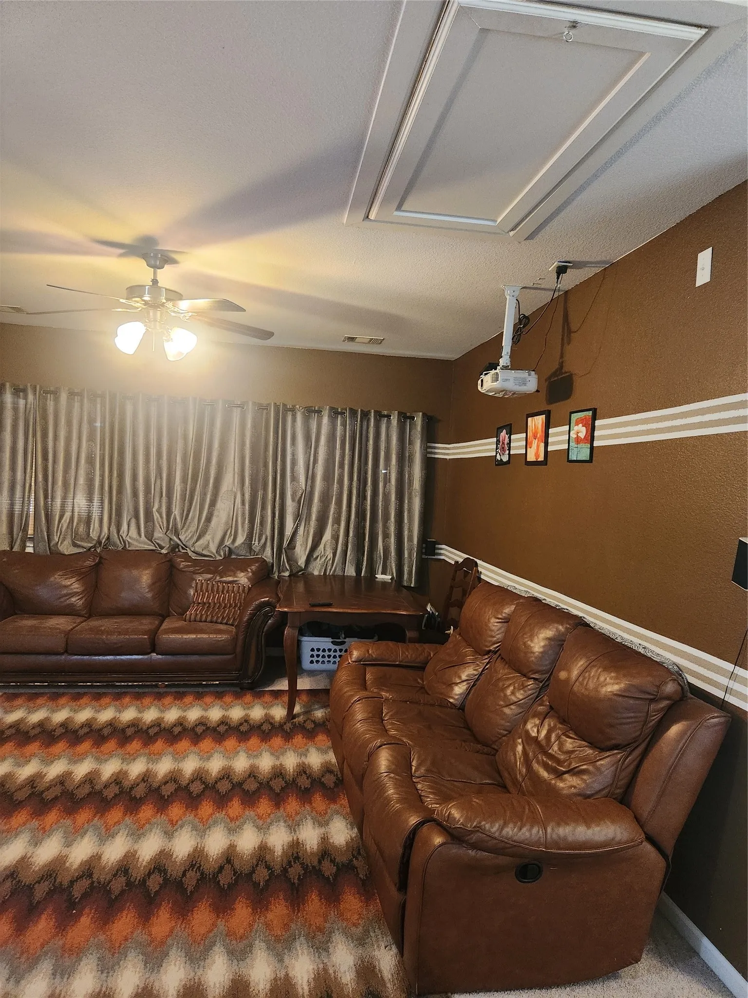 Ceiling fan with integrated lighting
