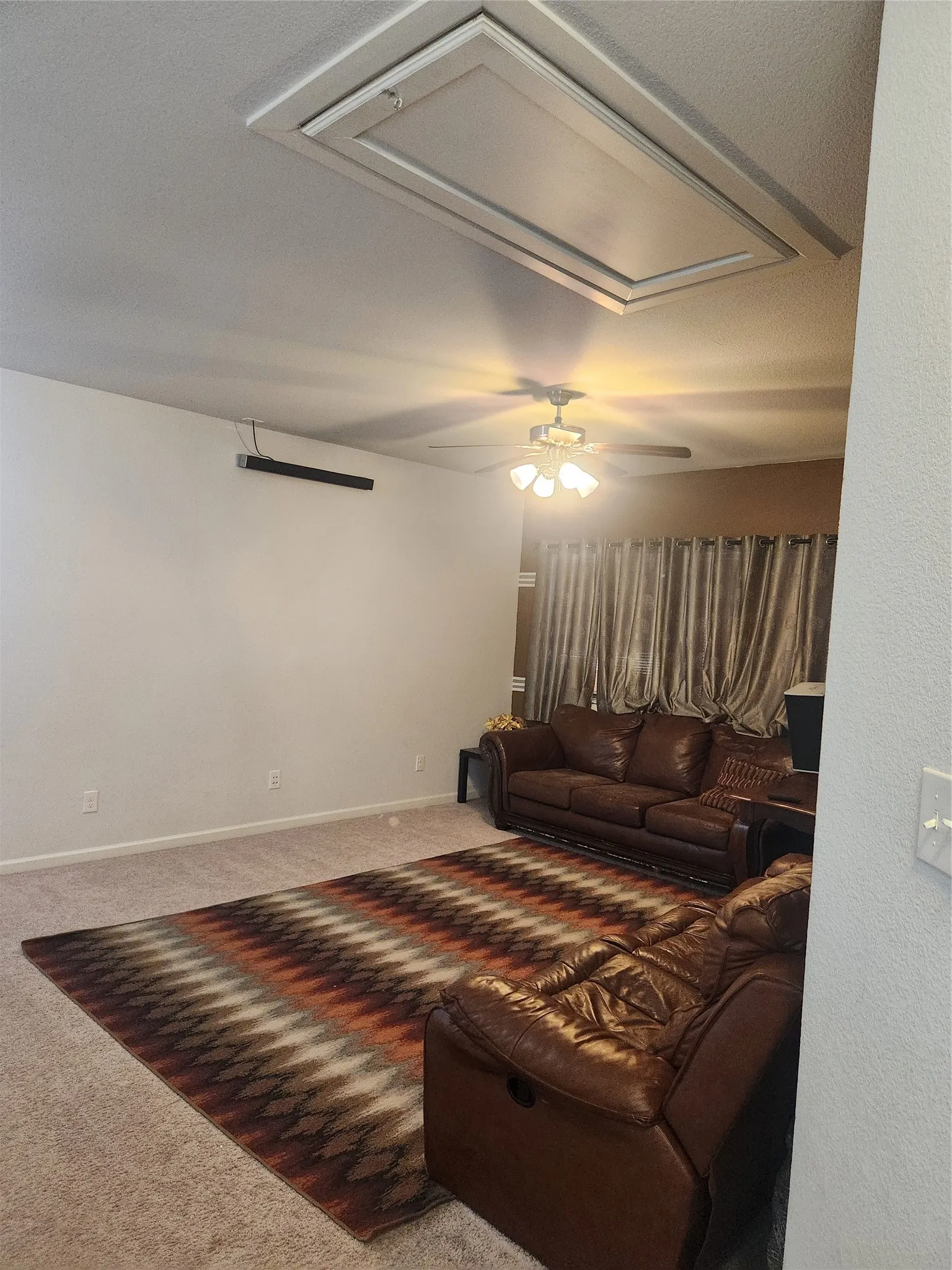 Ceiling-mounted lighting fixture with integrated fan