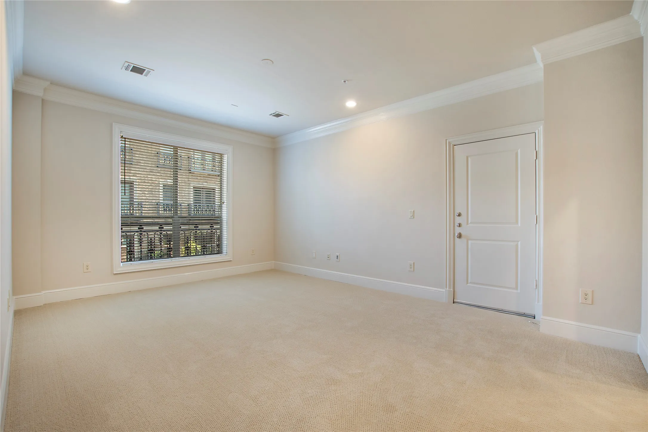 Unfurnished room featuring crown molding and light carpet