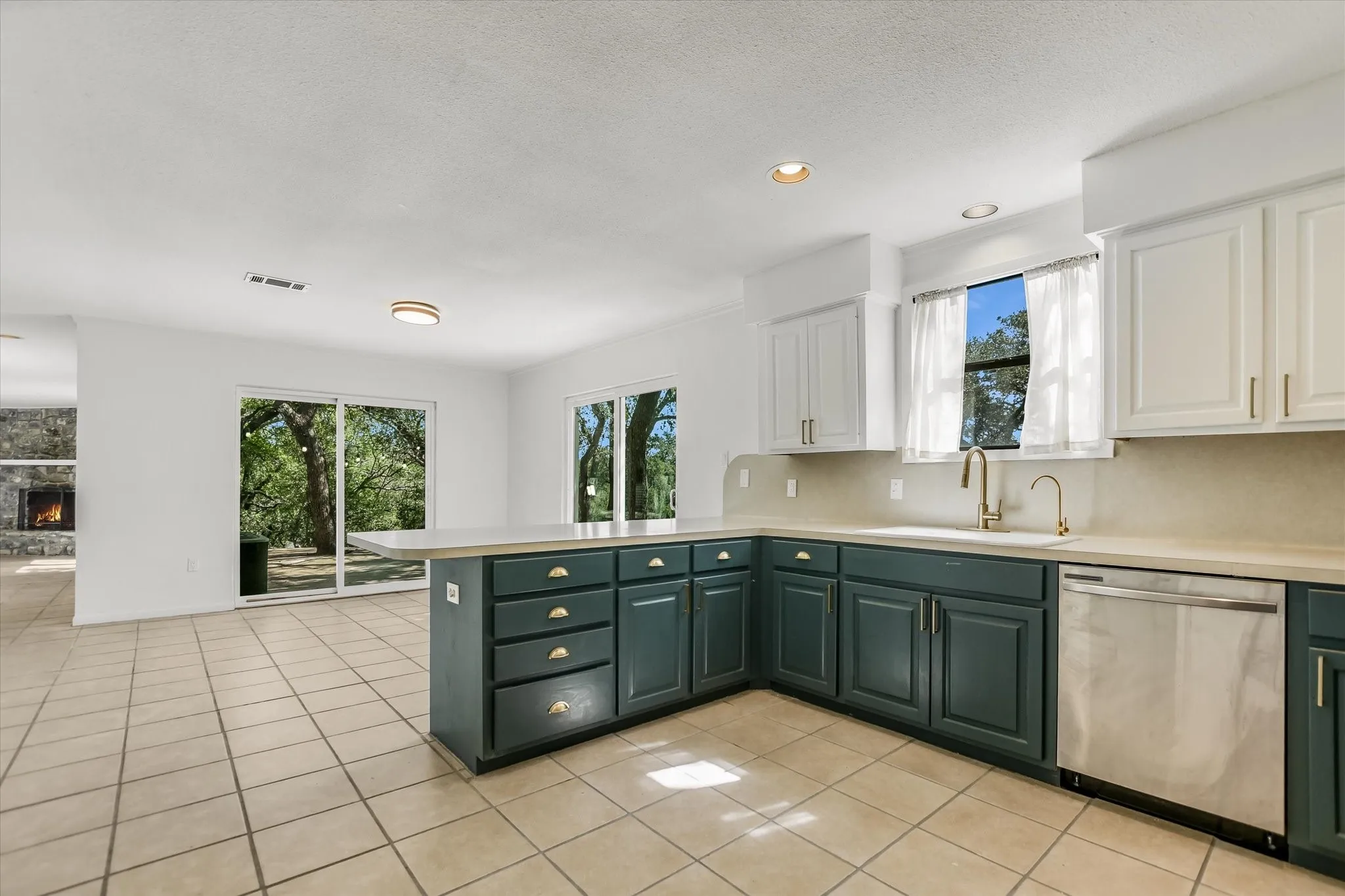 Single Family Residence For Sale in Llano County , 1103 Ute Road, Horseshoe Bay, Texas 78657, 3 Bedroom, 2 Bathroom, Garage spaces, 1,662 Sqft, built in 1977, mls#21407075, Real Estate Agent in Horseshoe Bay, Homes For Sale in Llano county, Homes For Sale in Horseshoe Bay, Realtor in Horseshoe Bay Texas, Real Estate Brokerage Independent Realty Texas, Luminita Cordes Realtor