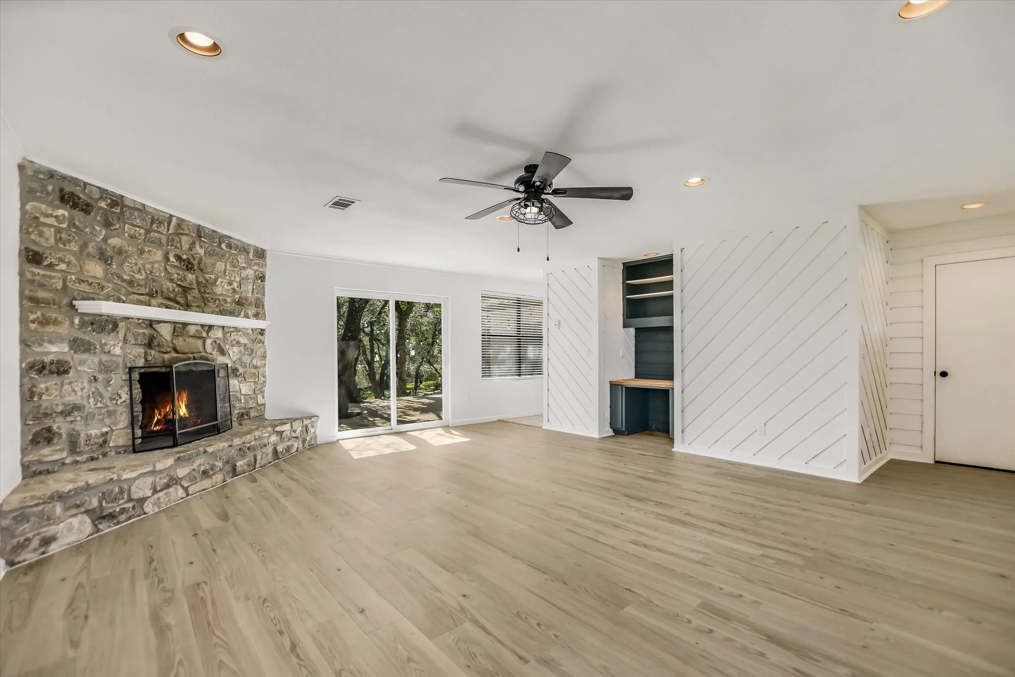 Single Family Residence For Sale in Llano County , 1103 Ute Road, Horseshoe Bay, Texas 78657, 3 Bedroom, 2 Bathroom, Garage spaces, 1,662 Sqft, built in 1977, mls#21407075, Real Estate Agent in Horseshoe Bay, Homes For Sale in Llano county, Homes For Sale in Horseshoe Bay, Realtor in Horseshoe Bay Texas, Real Estate Brokerage Independent Realty Texas, Luminita Cordes Realtor