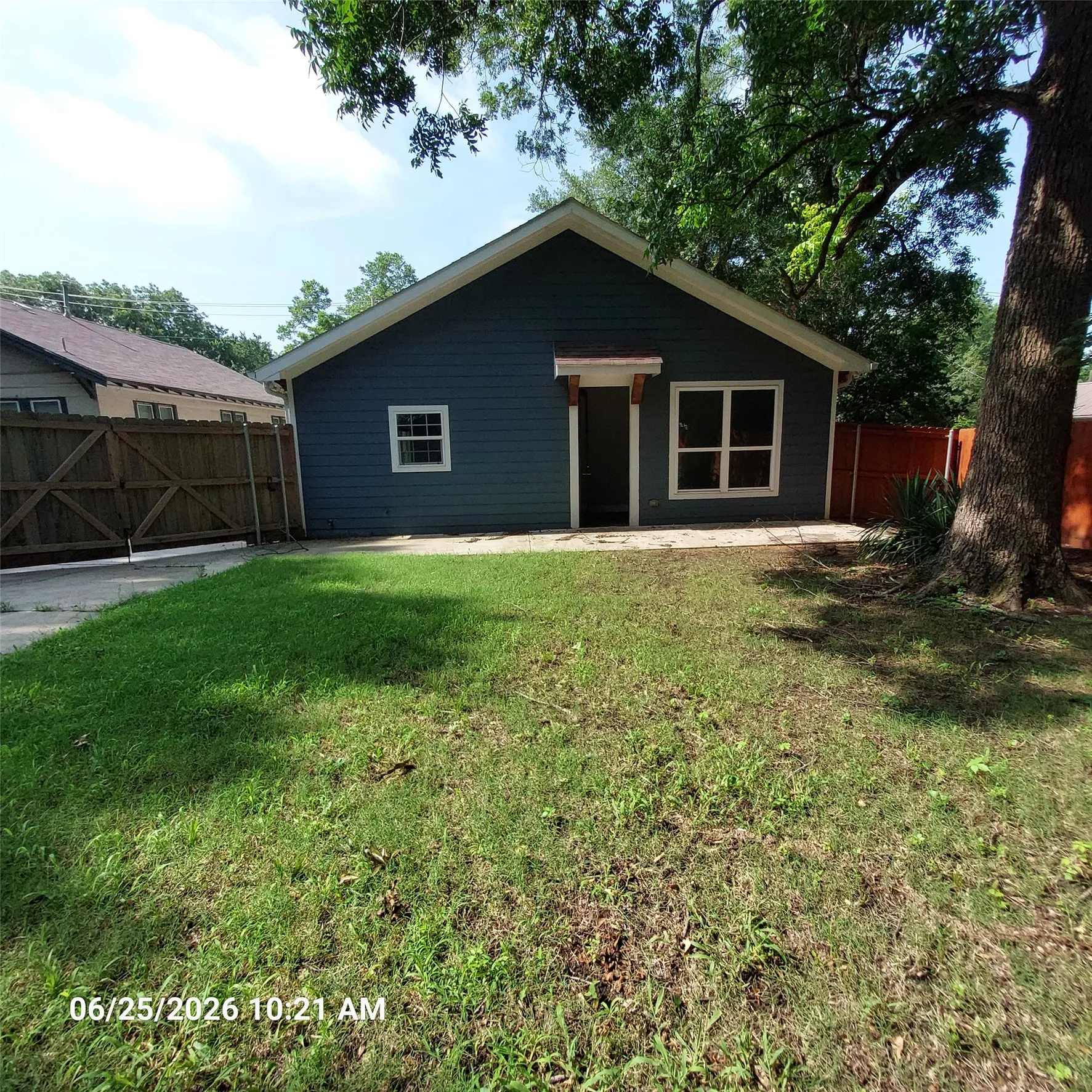 Single Family Residence For Sale in Lamar County , 701 E Washington Street, Paris, Texas 75460, 3 Bedroom, 2 Bathroom, Garage spaces, 1,641 Sqft, built in 1960, mls#21410524, Real Estate Agent in Paris, Homes For Sale in Lamar county, Homes For Sale in Paris, Realtor in Paris Texas, Real Estate Brokerage Independent Realty Texas, Luminita Cordes Realtor