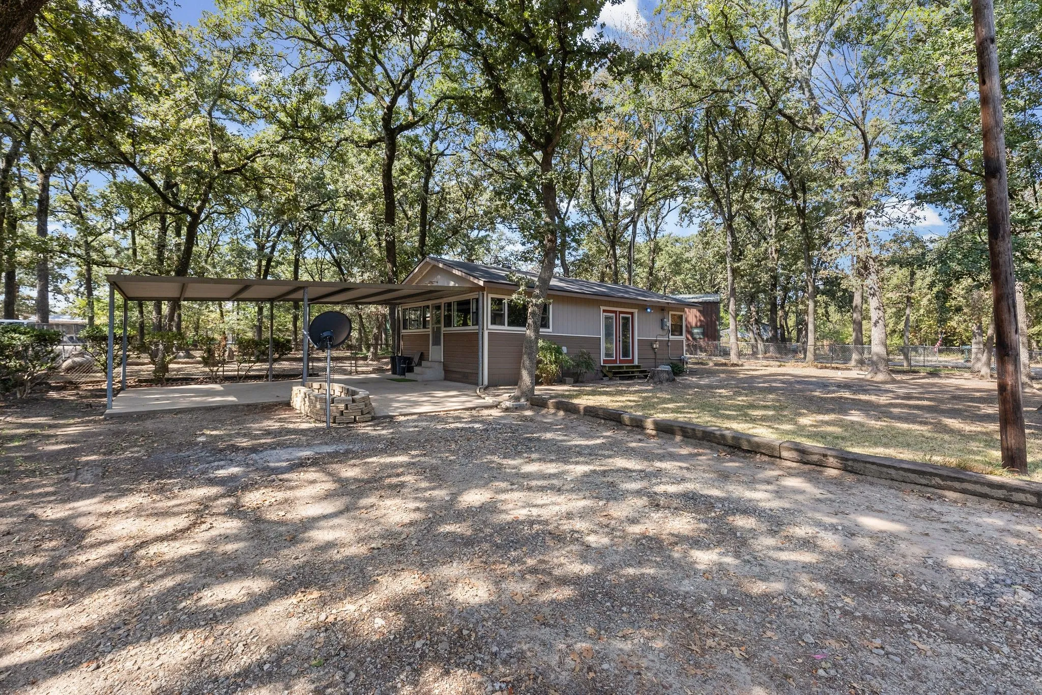 Single Family Residence For Sale in Hunt County , 7160 County Road 3516, Quinlan, Texas 75474, 2 Bedroom, 2 Bathroom, Garage spaces, 888 Sqft, built in 1971, mls#21402326, Real Estate Agent in Quinlan, Homes For Sale in Hunt county, Homes For Sale in Quinlan, Realtor in Quinlan Texas, Real Estate Brokerage Independent Realty Texas, Luminita Cordes Realtor