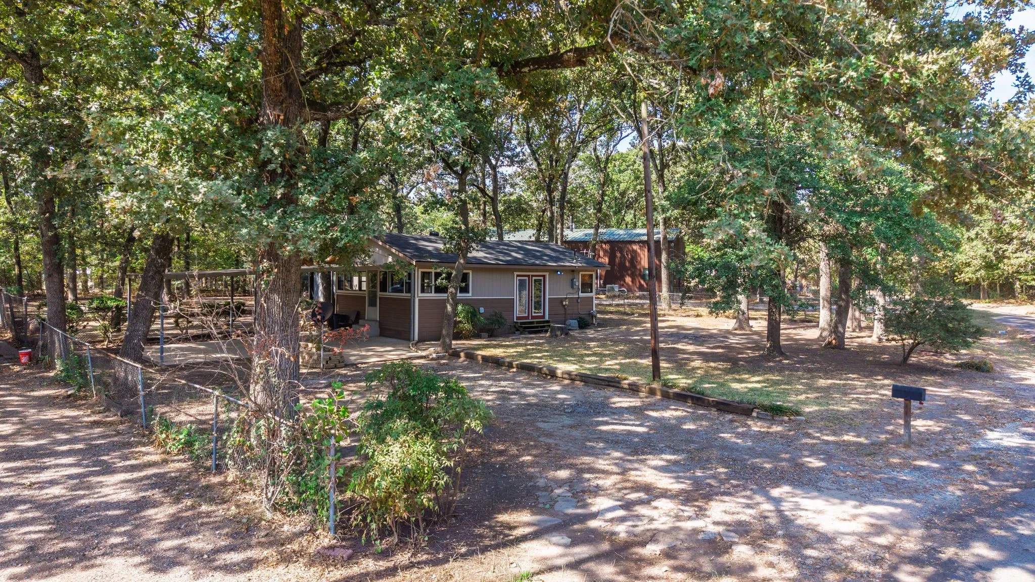 Single Family Residence For Sale in Hunt County , 7160 County Road 3516, Quinlan, Texas 75474, 2 Bedroom, 2 Bathroom, Garage spaces, 888 Sqft, built in 1971, mls#21402326, Real Estate Agent in Quinlan, Homes For Sale in Hunt county, Homes For Sale in Quinlan, Realtor in Quinlan Texas, Real Estate Brokerage Independent Realty Texas, Luminita Cordes Realtor