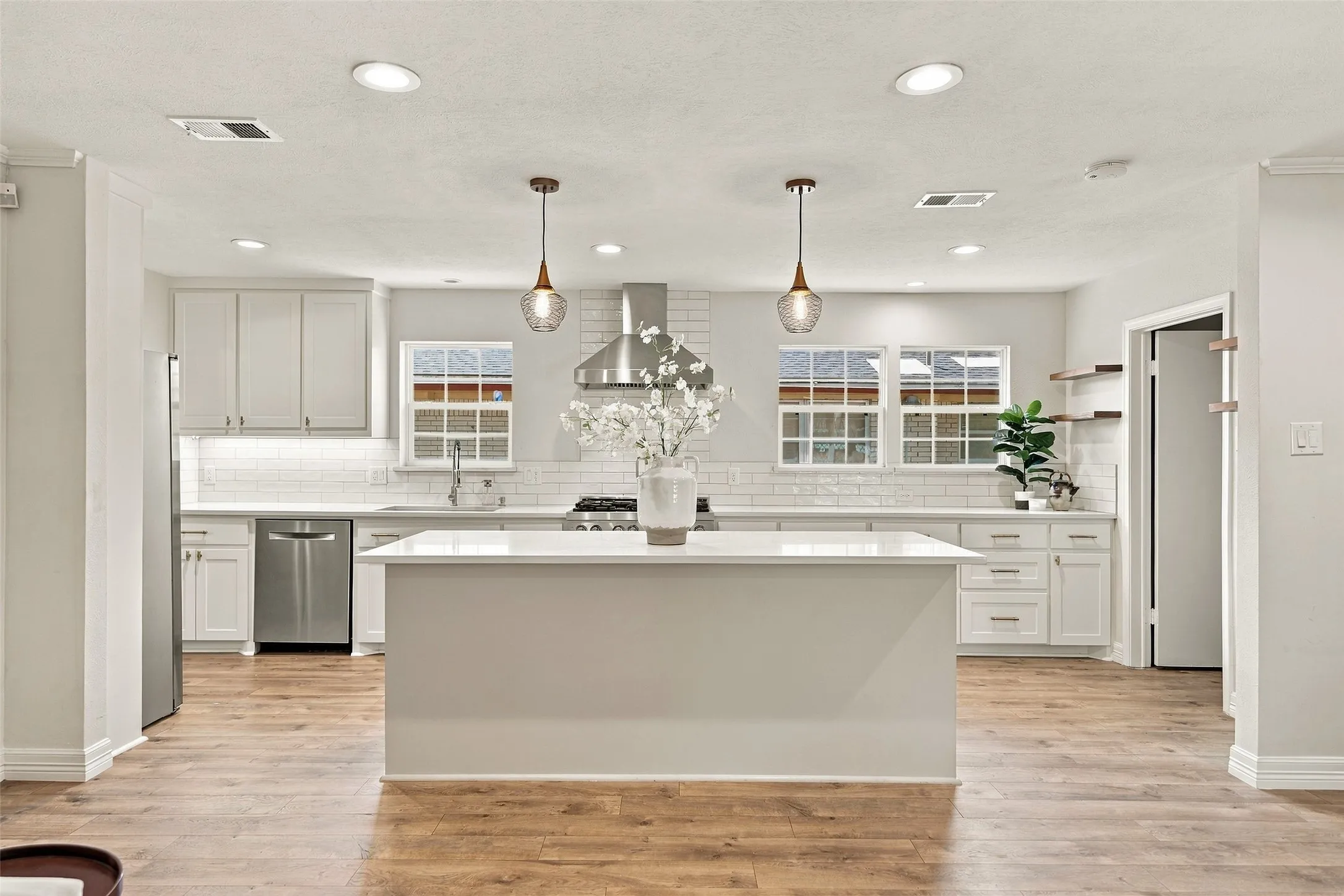 Single Family Residence For Sale in Dallas County , 8311 Baumgarten Drive, Dallas, Texas 75228, 3 Bedroom, 2 Bathroom, 2 Garage spaces, 2,184 Sqft, built in 1964, mls#21397170, Real Estate Agent in Dallas, Homes For Sale in Dallas county, Homes For Sale in Dallas, Realtor in Dallas Texas, Real Estate Brokerage Independent Realty Texas, Luminita Cordes Realtor