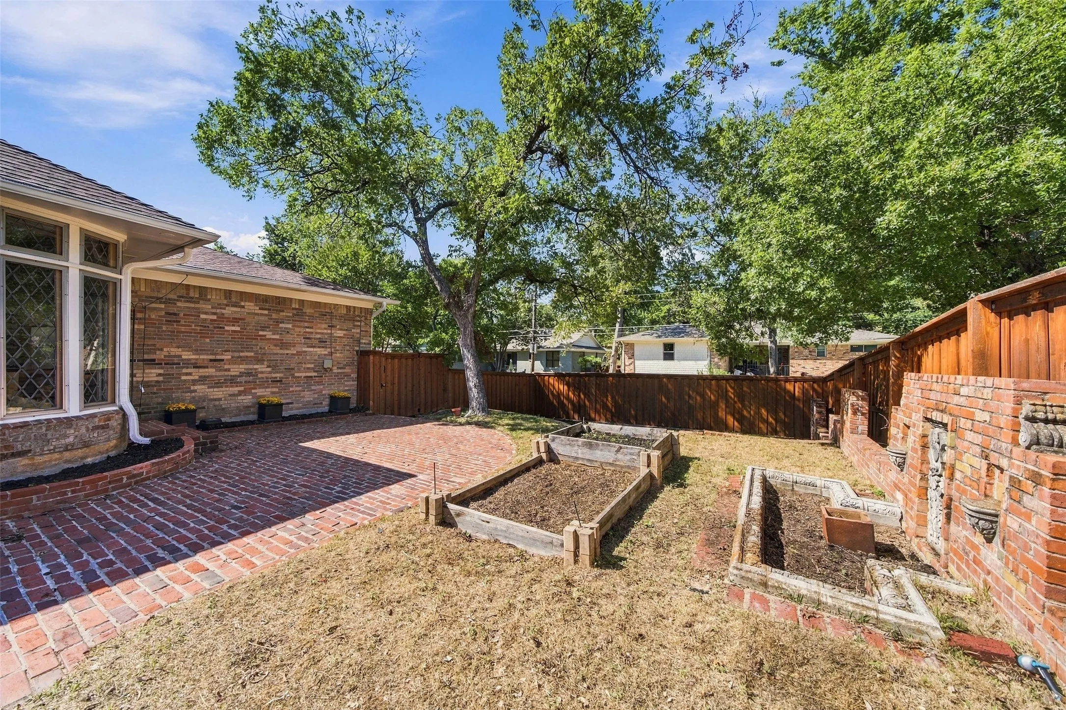 Single Family Residence For Sale in Dallas County , 8311 Baumgarten Drive, Dallas, Texas 75228, 3 Bedroom, 2 Bathroom, 2 Garage spaces, 2,184 Sqft, built in 1964, mls#21397170, Real Estate Agent in Dallas, Homes For Sale in Dallas county, Homes For Sale in Dallas, Realtor in Dallas Texas, Real Estate Brokerage Independent Realty Texas, Luminita Cordes Realtor