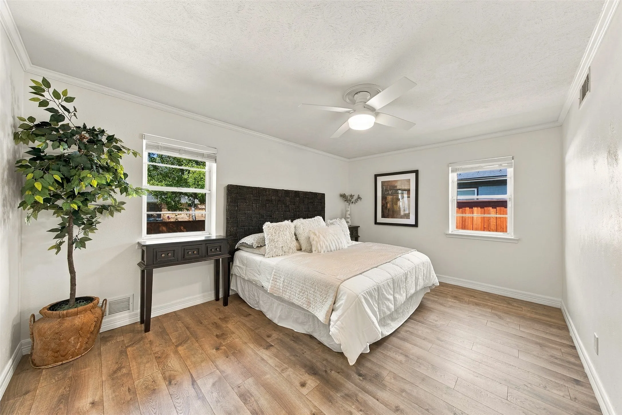 Single Family Residence For Sale in Dallas County , 8311 Baumgarten Drive, Dallas, Texas 75228, 3 Bedroom, 2 Bathroom, 2 Garage spaces, 2,184 Sqft, built in 1964, mls#21397170, Real Estate Agent in Dallas, Homes For Sale in Dallas county, Homes For Sale in Dallas, Realtor in Dallas Texas, Real Estate Brokerage Independent Realty Texas, Luminita Cordes Realtor