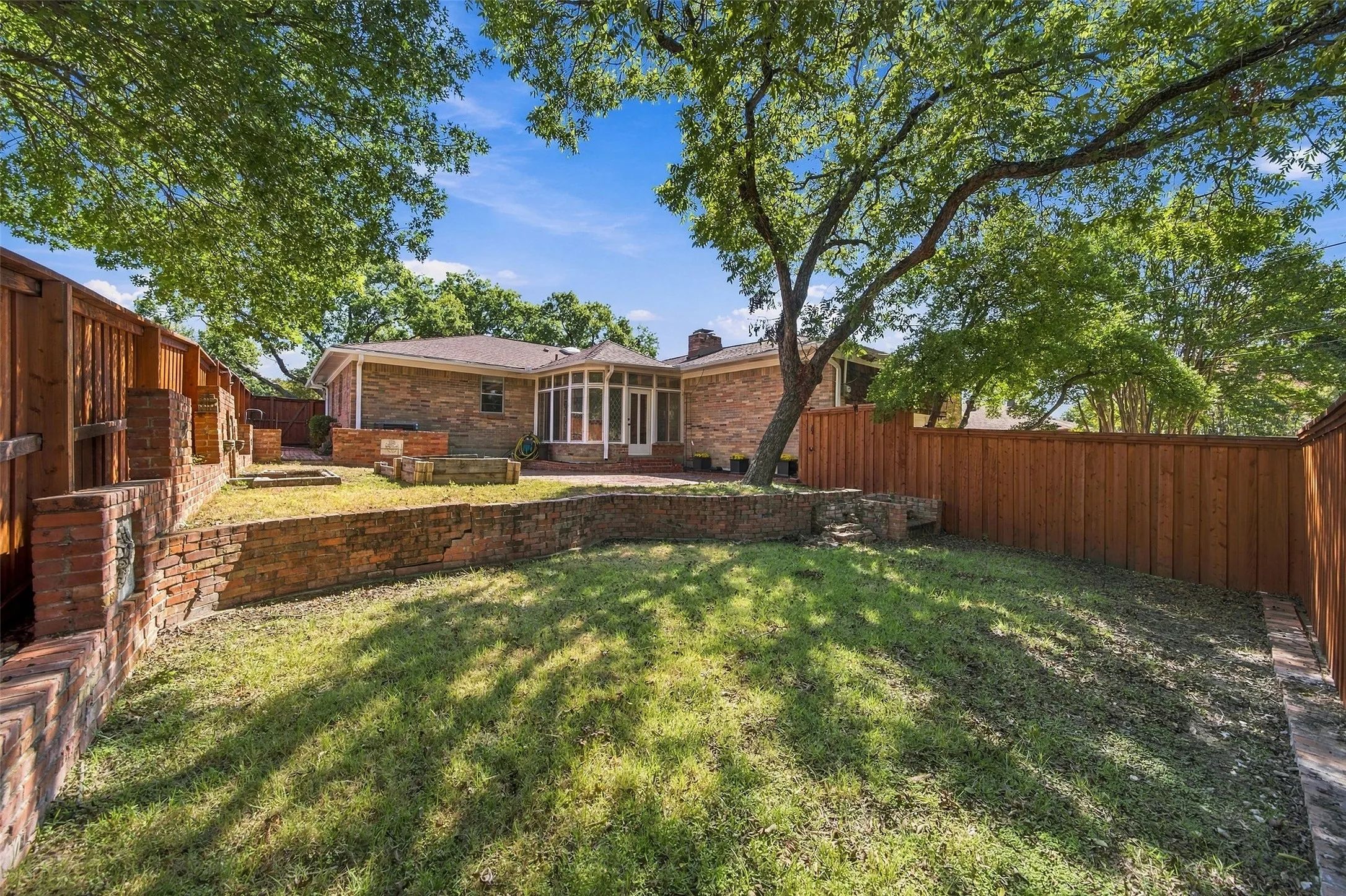 Single Family Residence For Sale in Dallas County , 8311 Baumgarten Drive, Dallas, Texas 75228, 3 Bedroom, 2 Bathroom, 2 Garage spaces, 2,184 Sqft, built in 1964, mls#21397170, Real Estate Agent in Dallas, Homes For Sale in Dallas county, Homes For Sale in Dallas, Realtor in Dallas Texas, Real Estate Brokerage Independent Realty Texas, Luminita Cordes Realtor