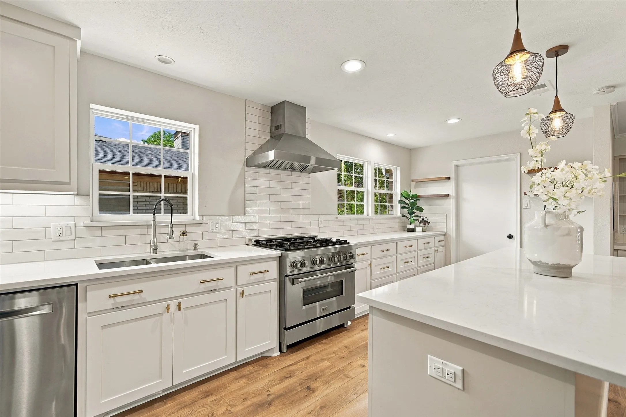 Single Family Residence For Sale in Dallas County , 8311 Baumgarten Drive, Dallas, Texas 75228, 3 Bedroom, 2 Bathroom, 2 Garage spaces, 2,184 Sqft, built in 1964, mls#21397170, Real Estate Agent in Dallas, Homes For Sale in Dallas county, Homes For Sale in Dallas, Realtor in Dallas Texas, Real Estate Brokerage Independent Realty Texas, Luminita Cordes Realtor
