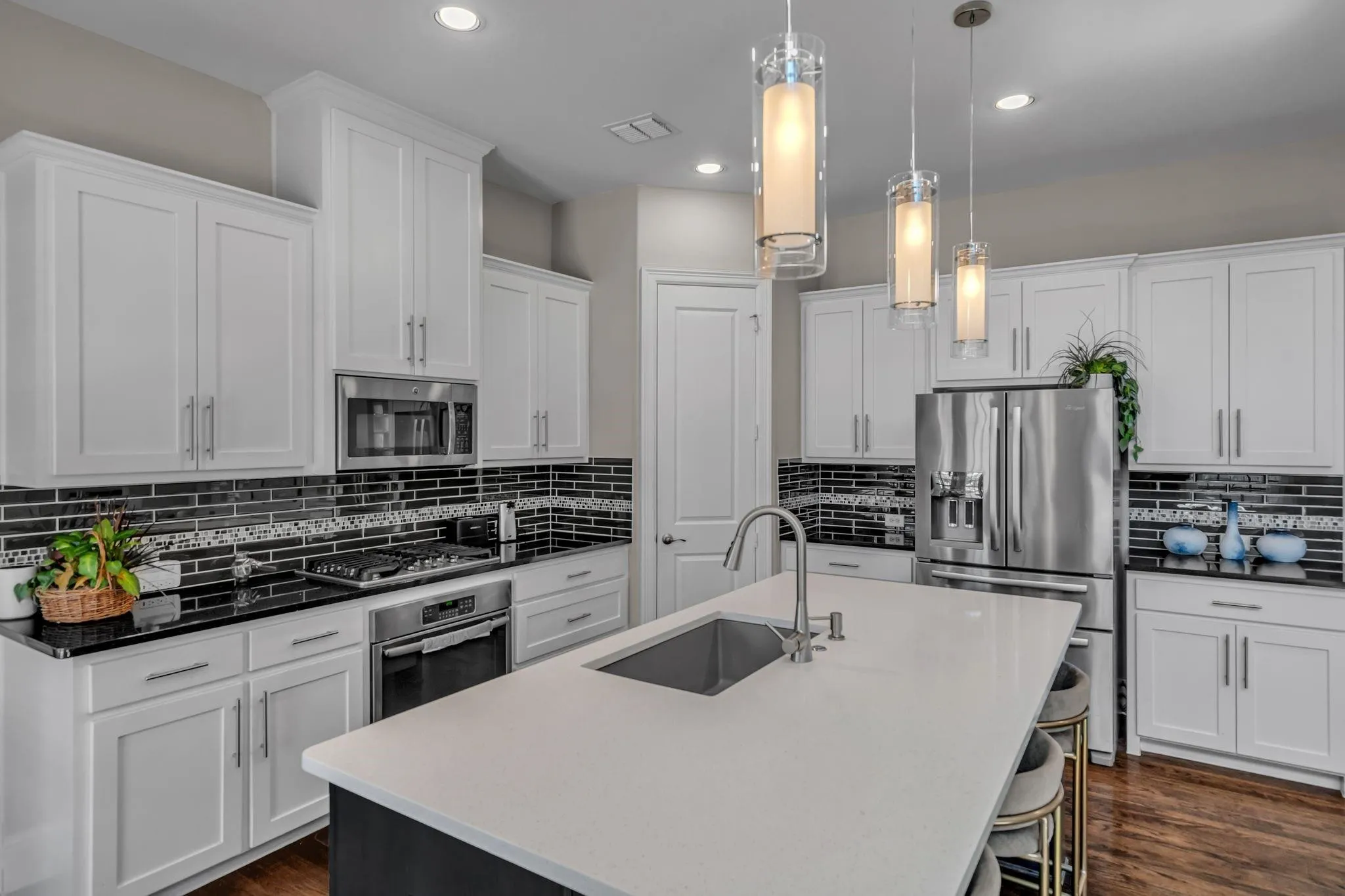 Single Family Residence For Sale in Denton County , 350 Loma Alta Drive, Flower Mound, Texas 75022, 3 Bedroom, 3 Bathroom, 2 Garage spaces, 2,336 Sqft, built in 2016, mls#21410609, Real Estate Agent in Flower Mound, Homes For Sale in Denton county, Homes For Sale in Flower Mound, Realtor in Flower Mound Texas, Real Estate Brokerage Independent Realty Texas, Luminita Cordes Realtor
