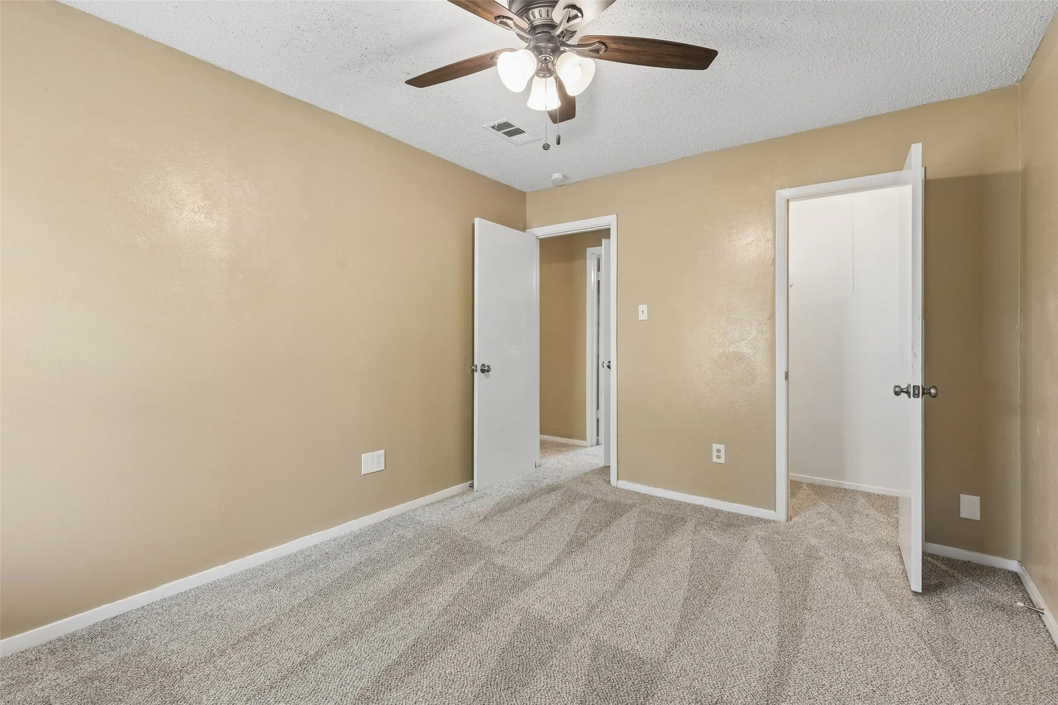 Single Family Residence For Rent in Johnson County , 501 NW Renfro Street, Burleson, Texas 76028, 3 Bedroom, 2 Bathroom, 1 Garage spaces, 1,233 Sqft, built in 1975, mls#21405663, Real Estate Agent in Burleson, Homes For Rent in Johnson county, Homes For Rent in Burleson, Realtor in Burleson Texas, Real Estate Brokerage Independent Realty Texas, Luminita Cordes Realtor