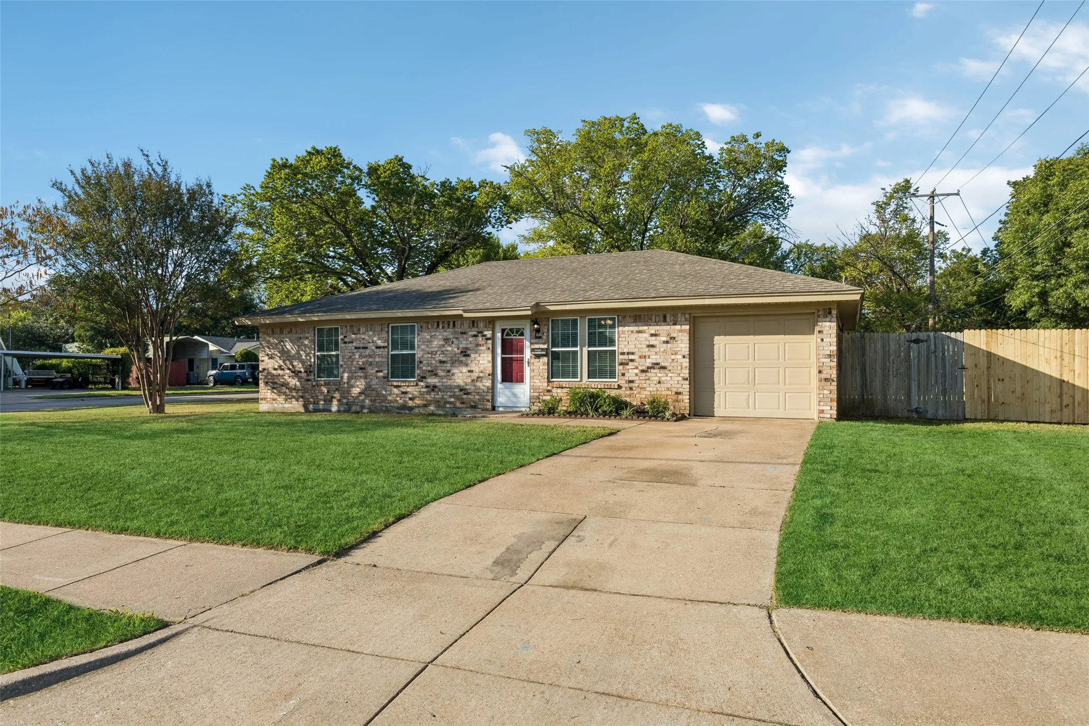 Single Family Residence For Rent in Johnson County , 501 NW Renfro Street, Burleson, Texas 76028, 3 Bedroom, 2 Bathroom, 1 Garage spaces, 1,233 Sqft, built in 1975, mls#21405663, Real Estate Agent in Burleson, Homes For Rent in Johnson county, Homes For Rent in Burleson, Realtor in Burleson Texas, Real Estate Brokerage Independent Realty Texas, Luminita Cordes Realtor