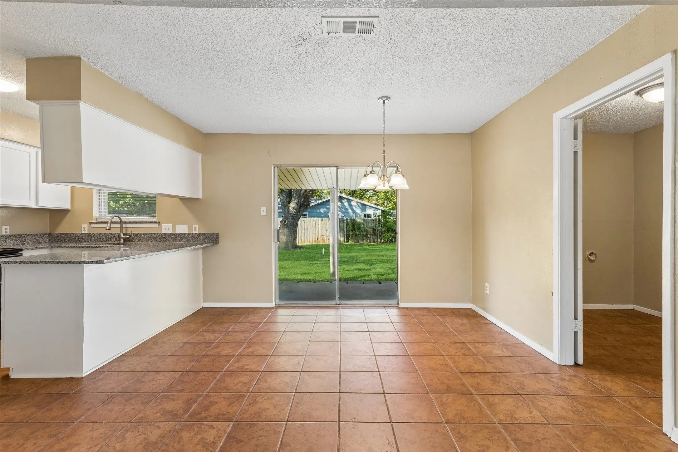 Single Family Residence For Rent in Johnson County , 501 NW Renfro Street, Burleson, Texas 76028, 3 Bedroom, 2 Bathroom, 1 Garage spaces, 1,233 Sqft, built in 1975, mls#21405663, Real Estate Agent in Burleson, Homes For Rent in Johnson county, Homes For Rent in Burleson, Realtor in Burleson Texas, Real Estate Brokerage Independent Realty Texas, Luminita Cordes Realtor