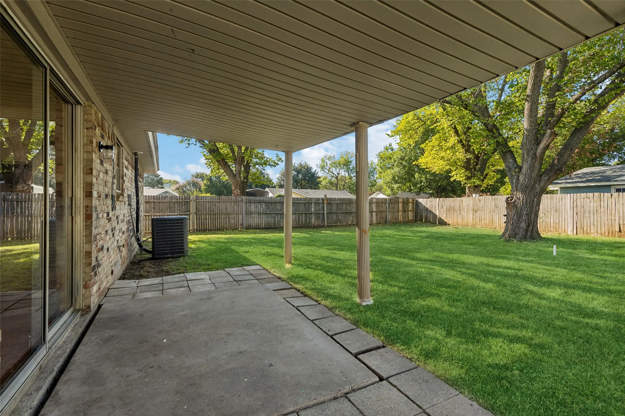 Single Family Residence For Rent in Johnson County , 501 NW Renfro Street, Burleson, Texas 76028, 3 Bedroom, 2 Bathroom, 1 Garage spaces, 1,233 Sqft, built in 1975, mls#21405663, Real Estate Agent in Burleson, Homes For Rent in Johnson county, Homes For Rent in Burleson, Realtor in Burleson Texas, Real Estate Brokerage Independent Realty Texas, Luminita Cordes Realtor