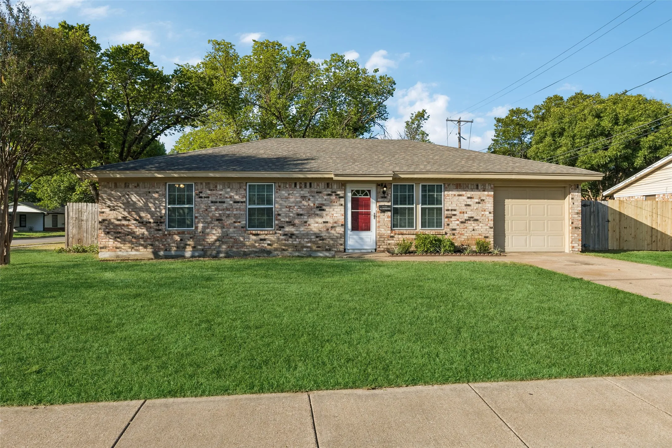 Single Family Residence For Rent in Johnson County , 501 NW Renfro Street, Burleson, Texas 76028, 3 Bedroom, 2 Bathroom, 1 Garage spaces, 1,233 Sqft, built in 1975, mls#21405663, Real Estate Agent in Burleson, Homes For Rent in Johnson county, Homes For Rent in Burleson, Realtor in Burleson Texas, Real Estate Brokerage Independent Realty Texas, Luminita Cordes Realtor