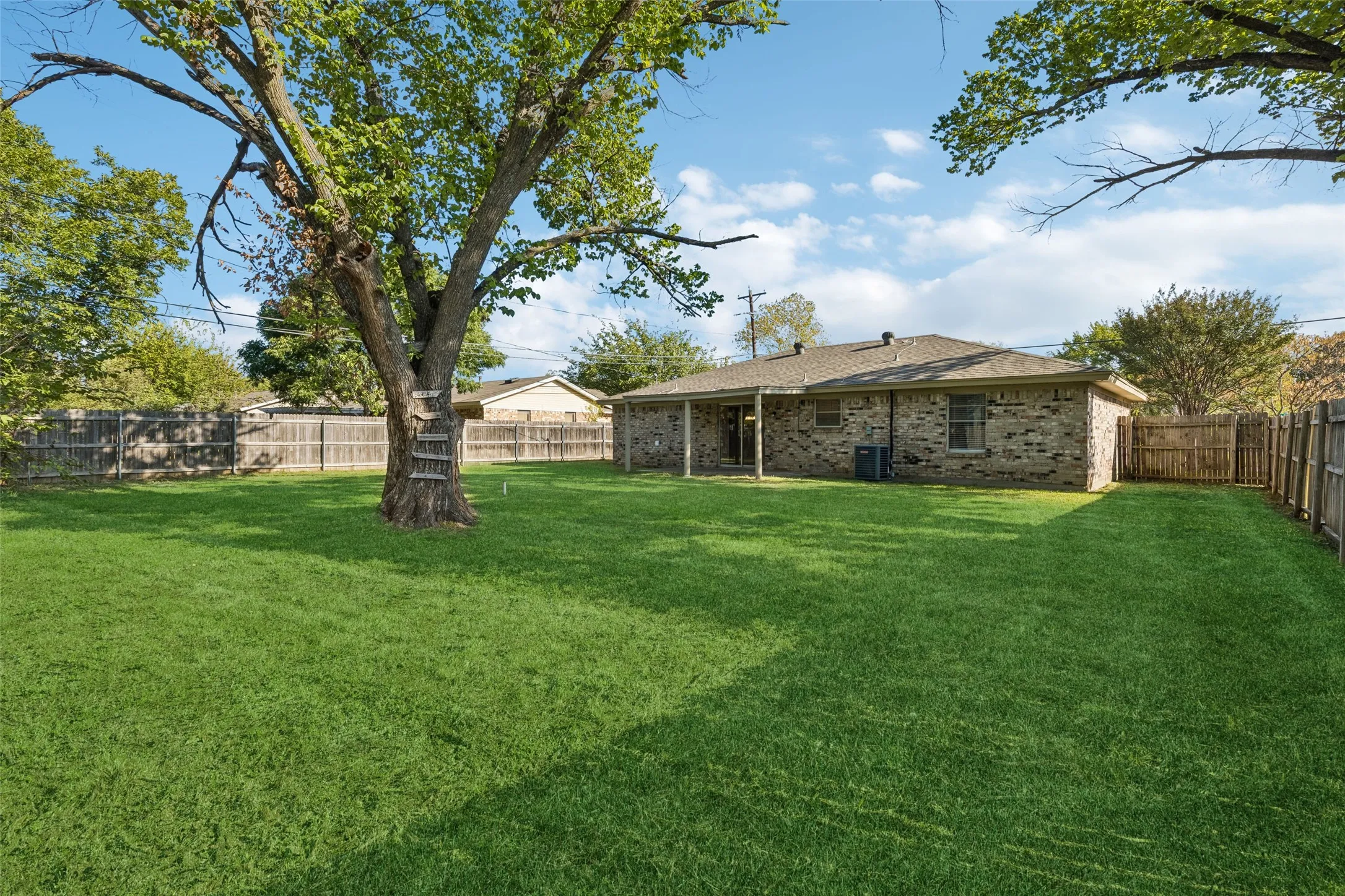 Single Family Residence For Rent in Johnson County , 501 NW Renfro Street, Burleson, Texas 76028, 3 Bedroom, 2 Bathroom, 1 Garage spaces, 1,233 Sqft, built in 1975, mls#21405663, Real Estate Agent in Burleson, Homes For Rent in Johnson county, Homes For Rent in Burleson, Realtor in Burleson Texas, Real Estate Brokerage Independent Realty Texas, Luminita Cordes Realtor