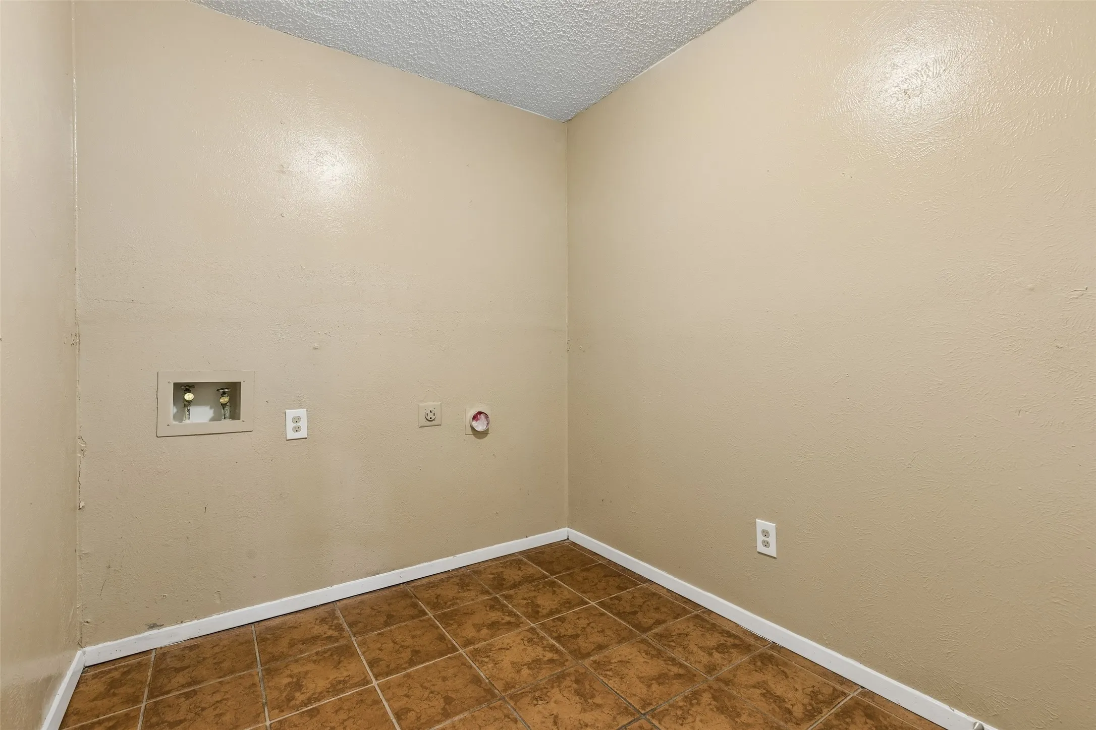 Single Family Residence For Rent in Johnson County , 501 NW Renfro Street, Burleson, Texas 76028, 3 Bedroom, 2 Bathroom, 1 Garage spaces, 1,233 Sqft, built in 1975, mls#21405663, Real Estate Agent in Burleson, Homes For Rent in Johnson county, Homes For Rent in Burleson, Realtor in Burleson Texas, Real Estate Brokerage Independent Realty Texas, Luminita Cordes Realtor