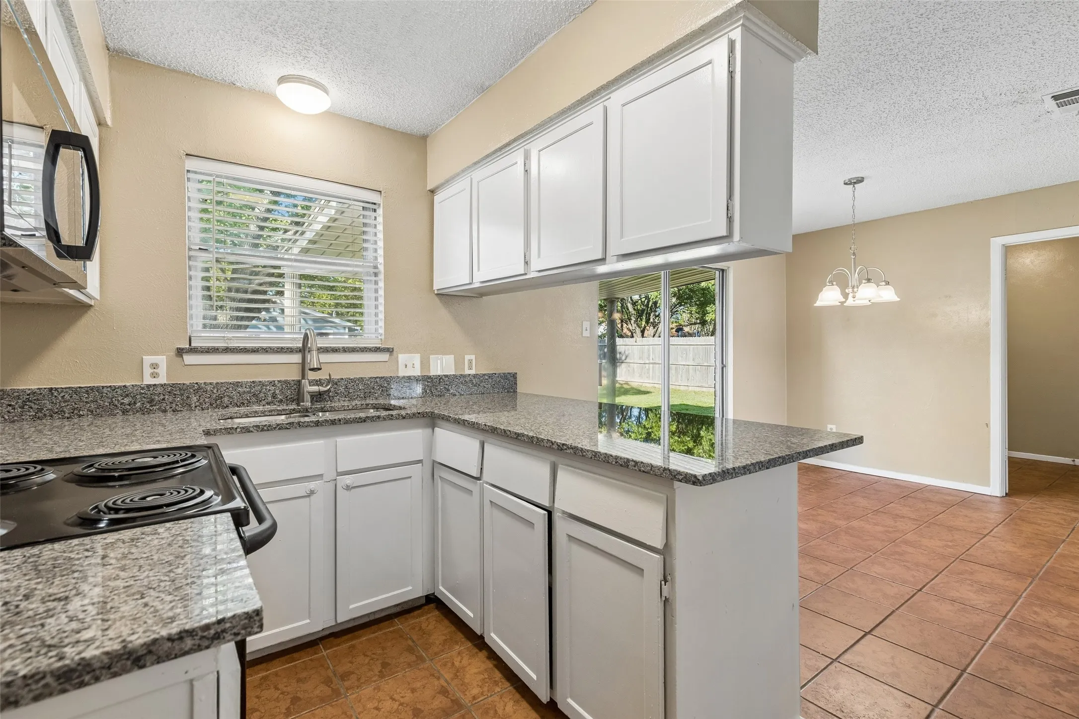 Single Family Residence For Rent in Johnson County , 501 NW Renfro Street, Burleson, Texas 76028, 3 Bedroom, 2 Bathroom, 1 Garage spaces, 1,233 Sqft, built in 1975, mls#21405663, Real Estate Agent in Burleson, Homes For Rent in Johnson county, Homes For Rent in Burleson, Realtor in Burleson Texas, Real Estate Brokerage Independent Realty Texas, Luminita Cordes Realtor