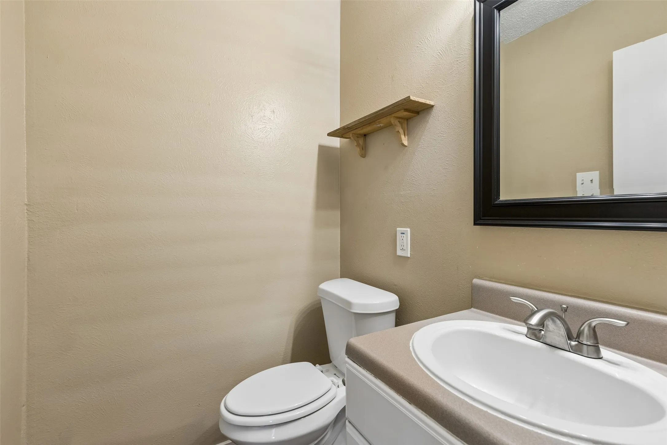 Single Family Residence For Rent in Johnson County , 501 NW Renfro Street, Burleson, Texas 76028, 3 Bedroom, 2 Bathroom, 1 Garage spaces, 1,233 Sqft, built in 1975, mls#21405663, Real Estate Agent in Burleson, Homes For Rent in Johnson county, Homes For Rent in Burleson, Realtor in Burleson Texas, Real Estate Brokerage Independent Realty Texas, Luminita Cordes Realtor