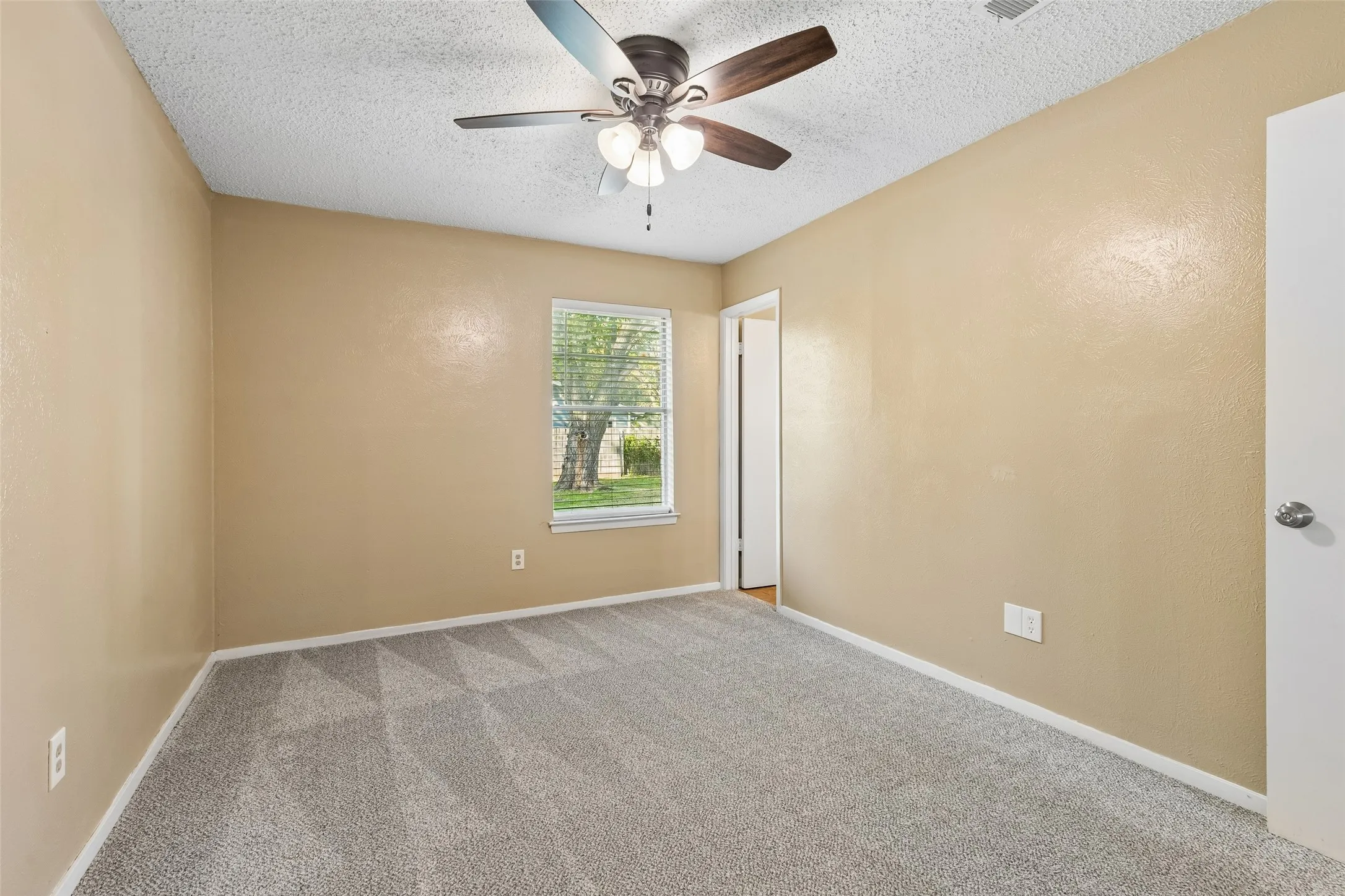 Single Family Residence For Rent in Johnson County , 501 NW Renfro Street, Burleson, Texas 76028, 3 Bedroom, 2 Bathroom, 1 Garage spaces, 1,233 Sqft, built in 1975, mls#21405663, Real Estate Agent in Burleson, Homes For Rent in Johnson county, Homes For Rent in Burleson, Realtor in Burleson Texas, Real Estate Brokerage Independent Realty Texas, Luminita Cordes Realtor