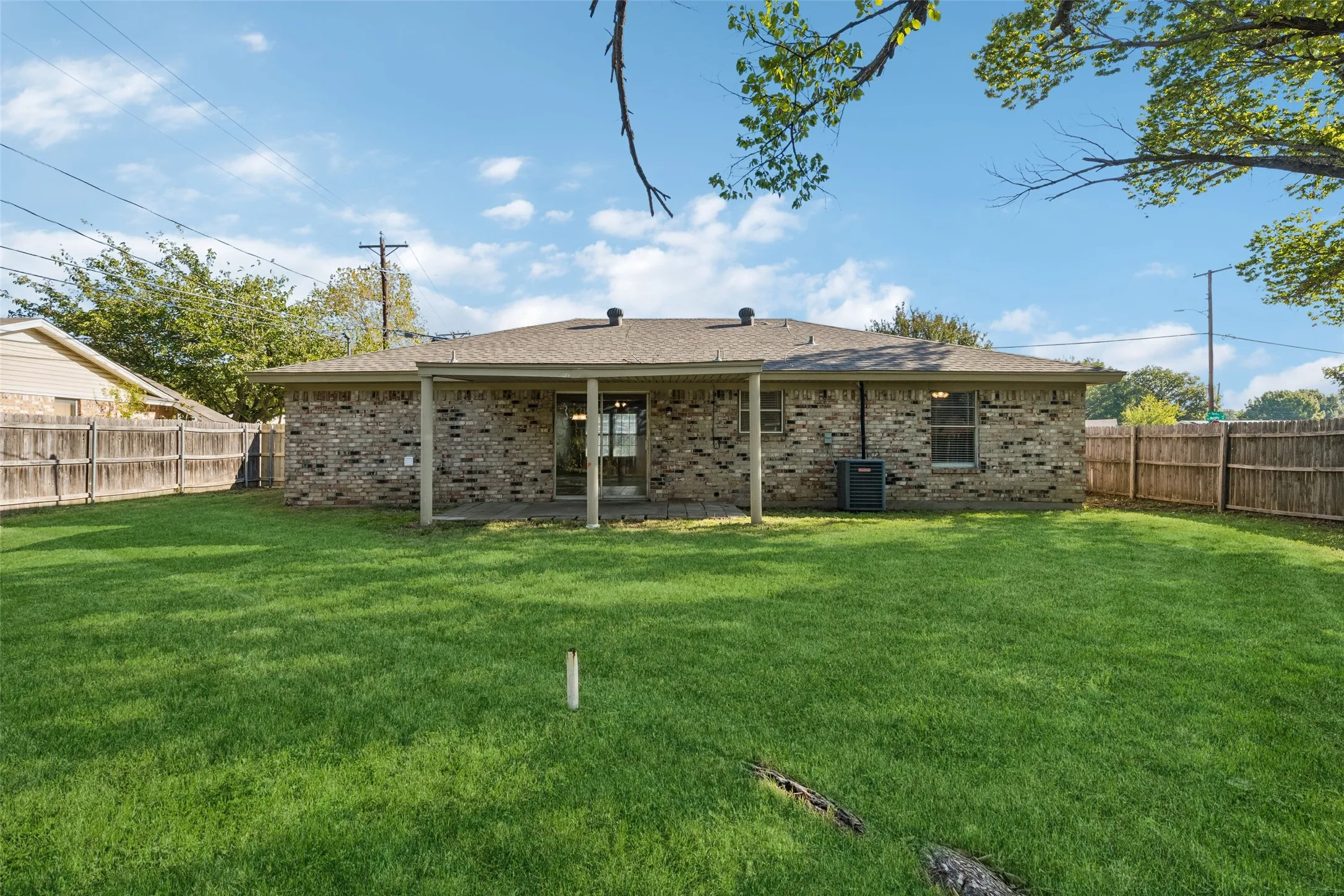 Single Family Residence For Rent in Johnson County , 501 NW Renfro Street, Burleson, Texas 76028, 3 Bedroom, 2 Bathroom, 1 Garage spaces, 1,233 Sqft, built in 1975, mls#21405663, Real Estate Agent in Burleson, Homes For Rent in Johnson county, Homes For Rent in Burleson, Realtor in Burleson Texas, Real Estate Brokerage Independent Realty Texas, Luminita Cordes Realtor