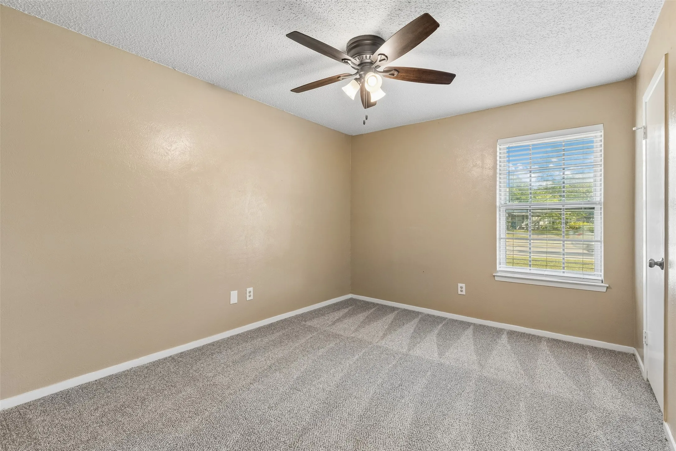 Single Family Residence For Rent in Johnson County , 501 NW Renfro Street, Burleson, Texas 76028, 3 Bedroom, 2 Bathroom, 1 Garage spaces, 1,233 Sqft, built in 1975, mls#21405663, Real Estate Agent in Burleson, Homes For Rent in Johnson county, Homes For Rent in Burleson, Realtor in Burleson Texas, Real Estate Brokerage Independent Realty Texas, Luminita Cordes Realtor