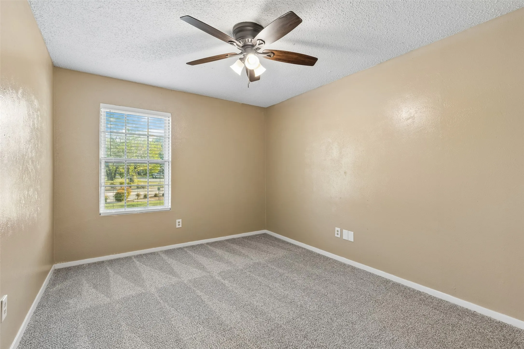 Single Family Residence For Rent in Johnson County , 501 NW Renfro Street, Burleson, Texas 76028, 3 Bedroom, 2 Bathroom, 1 Garage spaces, 1,233 Sqft, built in 1975, mls#21405663, Real Estate Agent in Burleson, Homes For Rent in Johnson county, Homes For Rent in Burleson, Realtor in Burleson Texas, Real Estate Brokerage Independent Realty Texas, Luminita Cordes Realtor