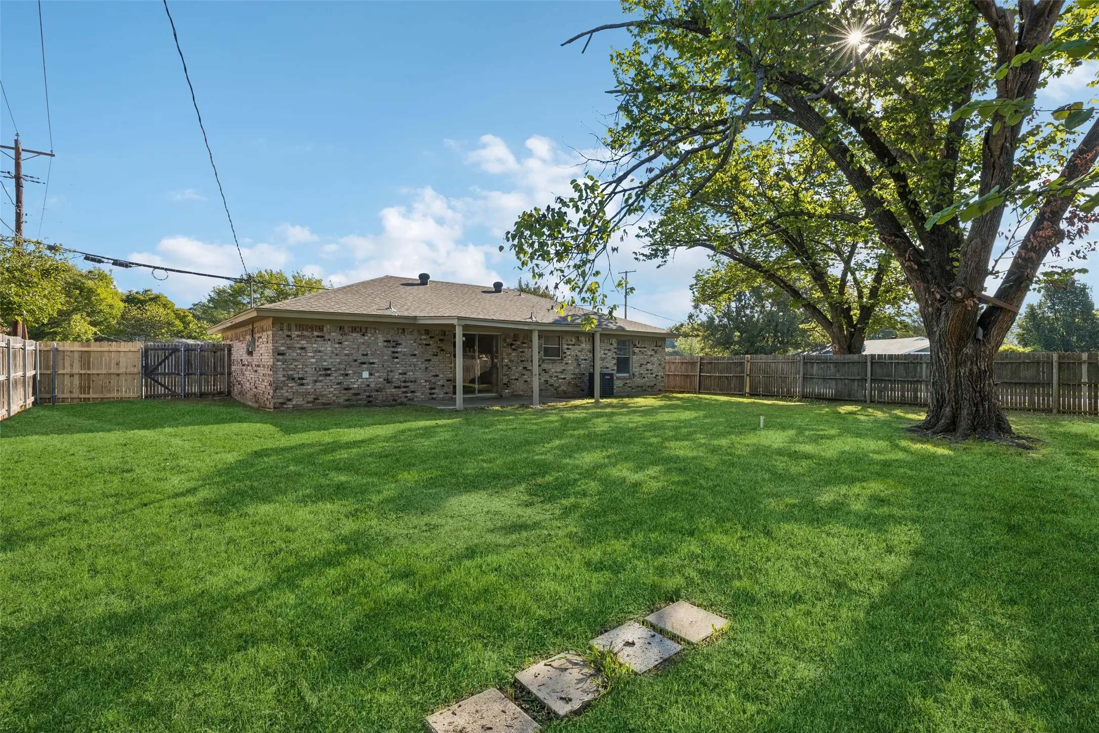 Single Family Residence For Rent in Johnson County , 501 NW Renfro Street, Burleson, Texas 76028, 3 Bedroom, 2 Bathroom, 1 Garage spaces, 1,233 Sqft, built in 1975, mls#21405663, Real Estate Agent in Burleson, Homes For Rent in Johnson county, Homes For Rent in Burleson, Realtor in Burleson Texas, Real Estate Brokerage Independent Realty Texas, Luminita Cordes Realtor