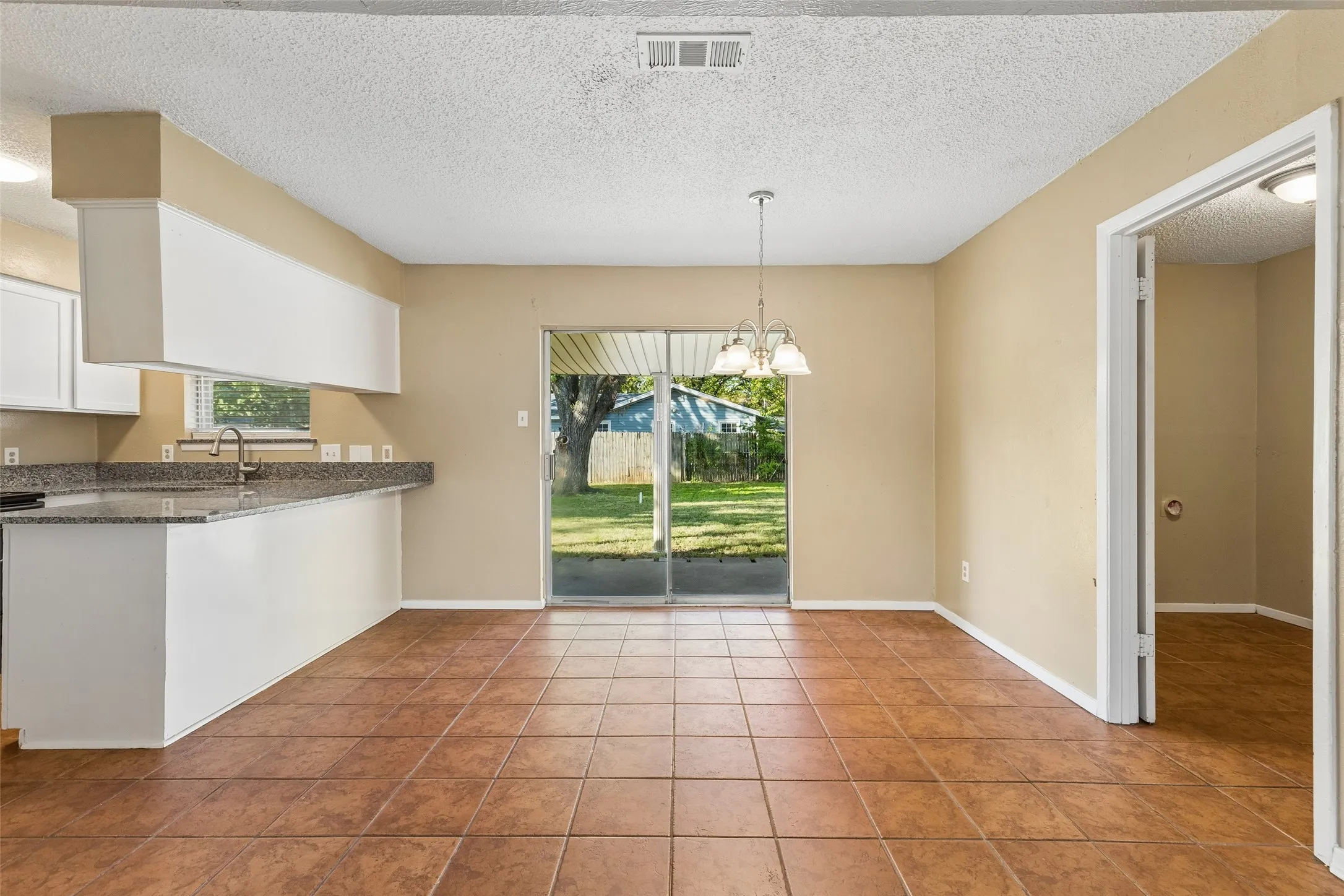 Single Family Residence For Rent in Johnson County , 501 NW Renfro Street, Burleson, Texas 76028, 3 Bedroom, 2 Bathroom, 1 Garage spaces, 1,233 Sqft, built in 1975, mls#21405663, Real Estate Agent in Burleson, Homes For Rent in Johnson county, Homes For Rent in Burleson, Realtor in Burleson Texas, Real Estate Brokerage Independent Realty Texas, Luminita Cordes Realtor