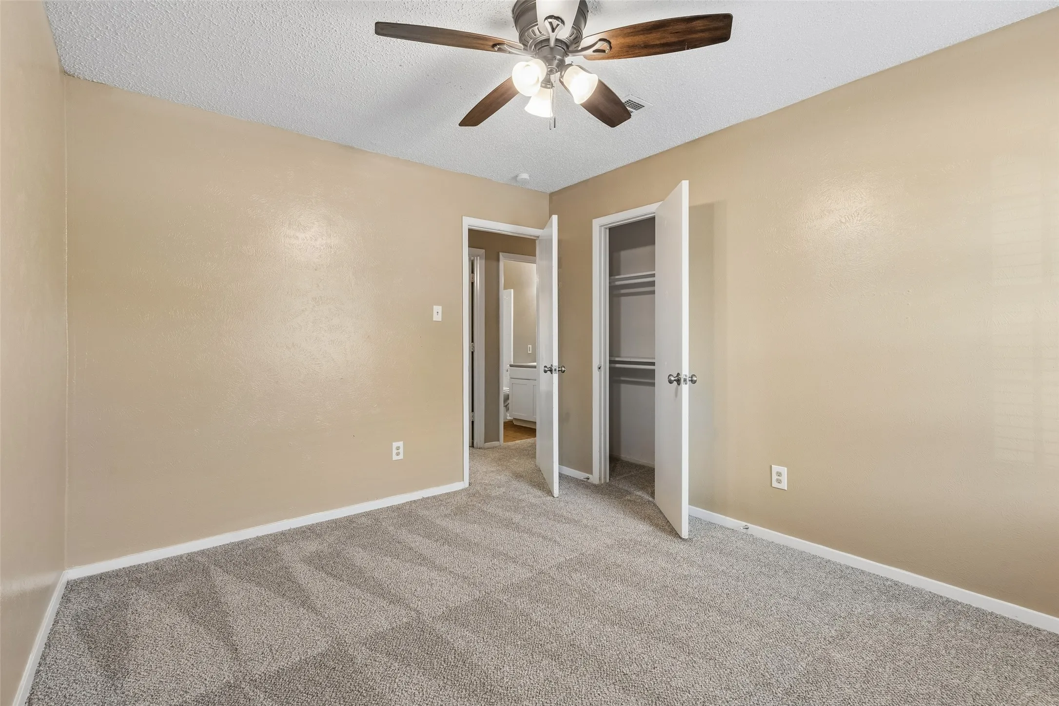 Single Family Residence For Rent in Johnson County , 501 NW Renfro Street, Burleson, Texas 76028, 3 Bedroom, 2 Bathroom, 1 Garage spaces, 1,233 Sqft, built in 1975, mls#21405663, Real Estate Agent in Burleson, Homes For Rent in Johnson county, Homes For Rent in Burleson, Realtor in Burleson Texas, Real Estate Brokerage Independent Realty Texas, Luminita Cordes Realtor