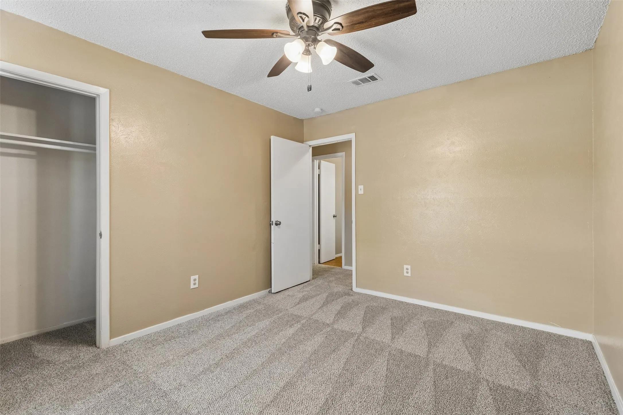 Single Family Residence For Rent in Johnson County , 501 NW Renfro Street, Burleson, Texas 76028, 3 Bedroom, 2 Bathroom, 1 Garage spaces, 1,233 Sqft, built in 1975, mls#21405663, Real Estate Agent in Burleson, Homes For Rent in Johnson county, Homes For Rent in Burleson, Realtor in Burleson Texas, Real Estate Brokerage Independent Realty Texas, Luminita Cordes Realtor