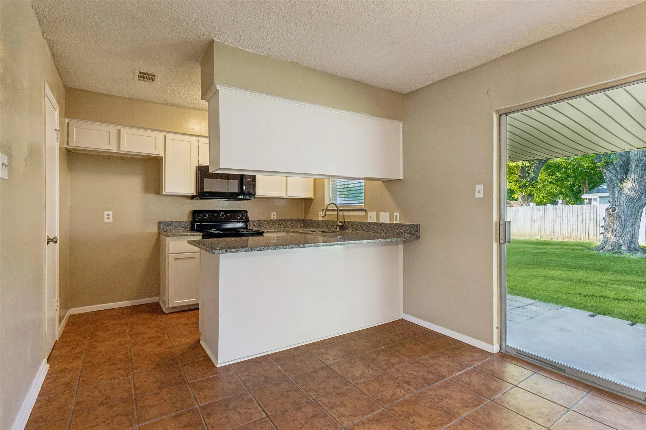 Single Family Residence For Rent in Johnson County , 501 NW Renfro Street, Burleson, Texas 76028, 3 Bedroom, 2 Bathroom, 1 Garage spaces, 1,233 Sqft, built in 1975, mls#21405663, Real Estate Agent in Burleson, Homes For Rent in Johnson county, Homes For Rent in Burleson, Realtor in Burleson Texas, Real Estate Brokerage Independent Realty Texas, Luminita Cordes Realtor