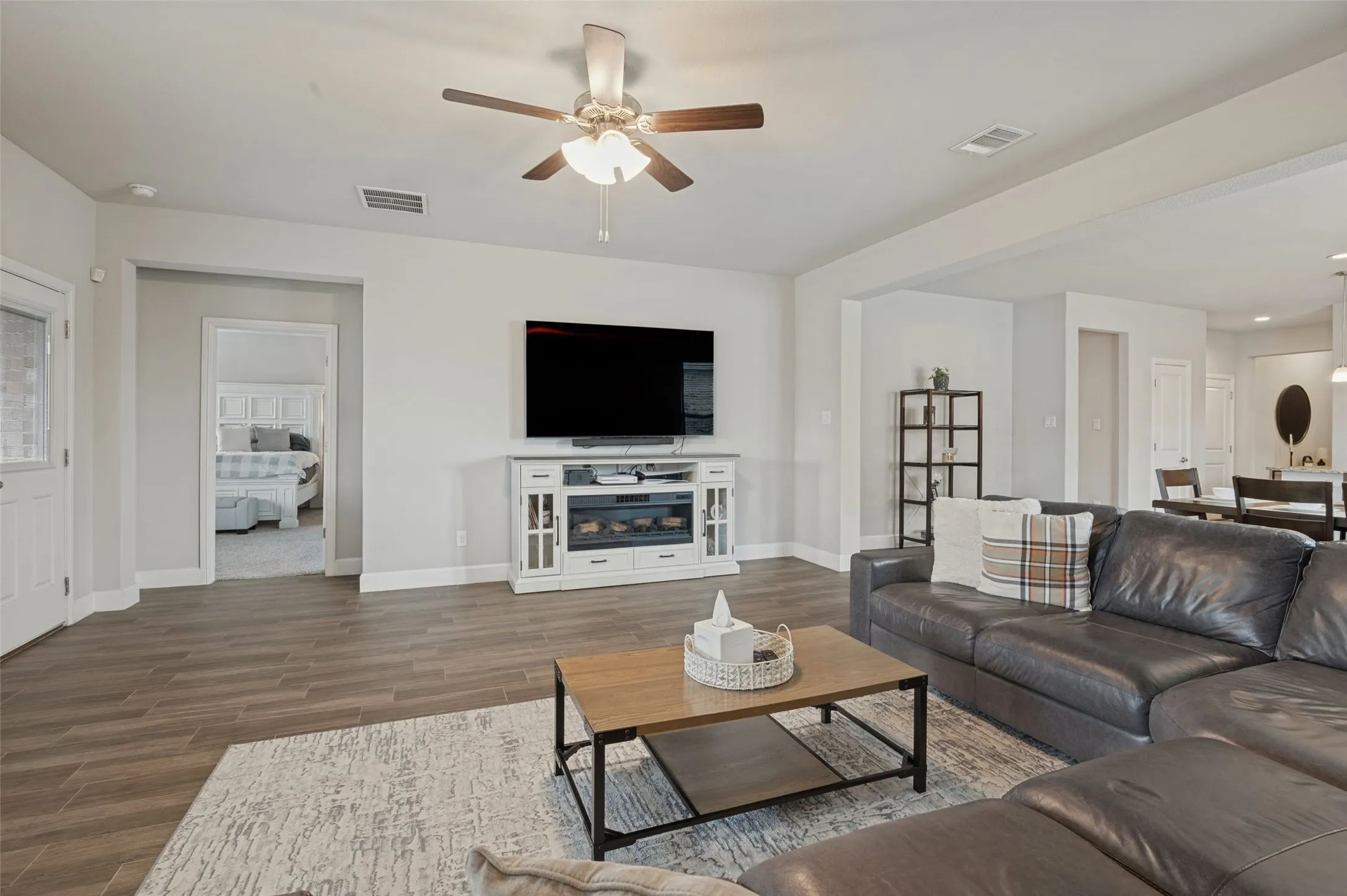 Single Family Residence For Sale in Ellis County , 641 Grove Park Lane, Midlothian, Texas 76065, 3 Bedroom, 3 Bathroom, 2 Garage spaces, 2,190 Sqft, built in 2021, mls#21398223, Real Estate Agent in Midlothian, Homes For Sale in Ellis county, Homes For Sale in Midlothian, Realtor in Midlothian Texas, Real Estate Brokerage Independent Realty Texas, Luminita Cordes Realtor
