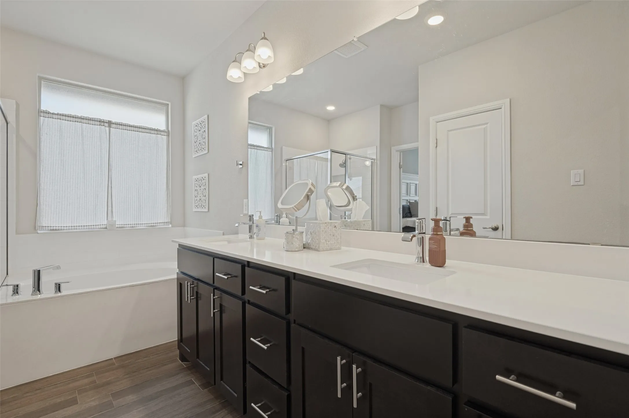 Single Family Residence For Sale in Ellis County , 641 Grove Park Lane, Midlothian, Texas 76065, 3 Bedroom, 3 Bathroom, 2 Garage spaces, 2,190 Sqft, built in 2021, mls#21398223, Real Estate Agent in Midlothian, Homes For Sale in Ellis county, Homes For Sale in Midlothian, Realtor in Midlothian Texas, Real Estate Brokerage Independent Realty Texas, Luminita Cordes Realtor
