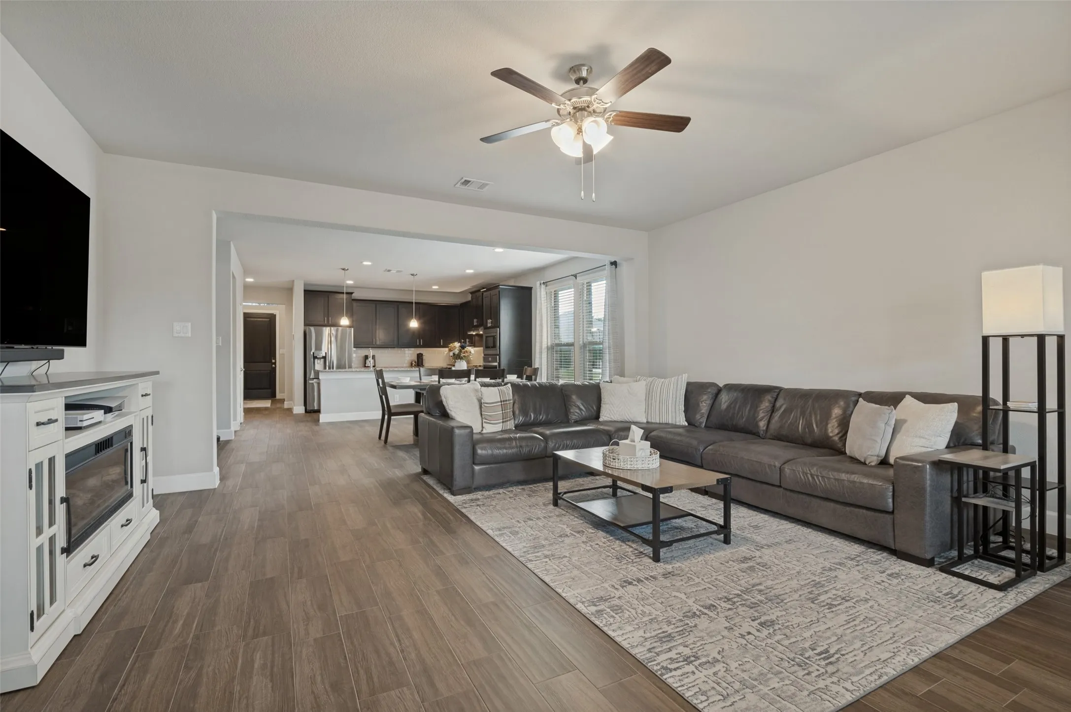 Single Family Residence For Sale in Ellis County , 641 Grove Park Lane, Midlothian, Texas 76065, 3 Bedroom, 3 Bathroom, 2 Garage spaces, 2,190 Sqft, built in 2021, mls#21398223, Real Estate Agent in Midlothian, Homes For Sale in Ellis county, Homes For Sale in Midlothian, Realtor in Midlothian Texas, Real Estate Brokerage Independent Realty Texas, Luminita Cordes Realtor