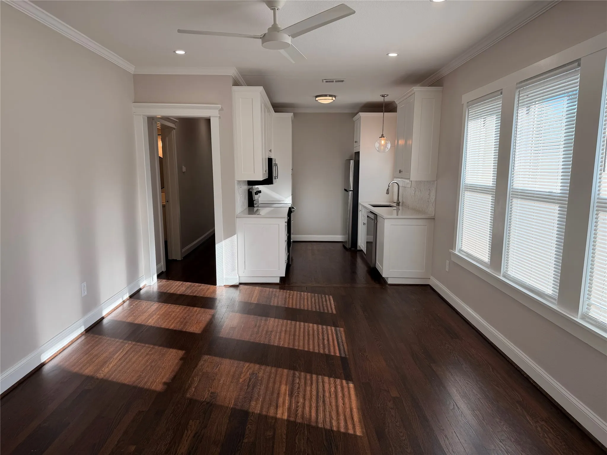 Quadruplex For Rent in Dallas County , 4112 Junius Street B, Dallas, Texas 75246, 1 Bedroom, 1 Bathroom, Garage spaces, 1,042 Sqft, built in 1924, mls#21410641, Real Estate Agent in Dallas, Homes For Rent in Dallas county, Homes For Rent in Dallas, Realtor in Dallas Texas, Real Estate Brokerage Independent Realty Texas, Luminita Cordes Realtor