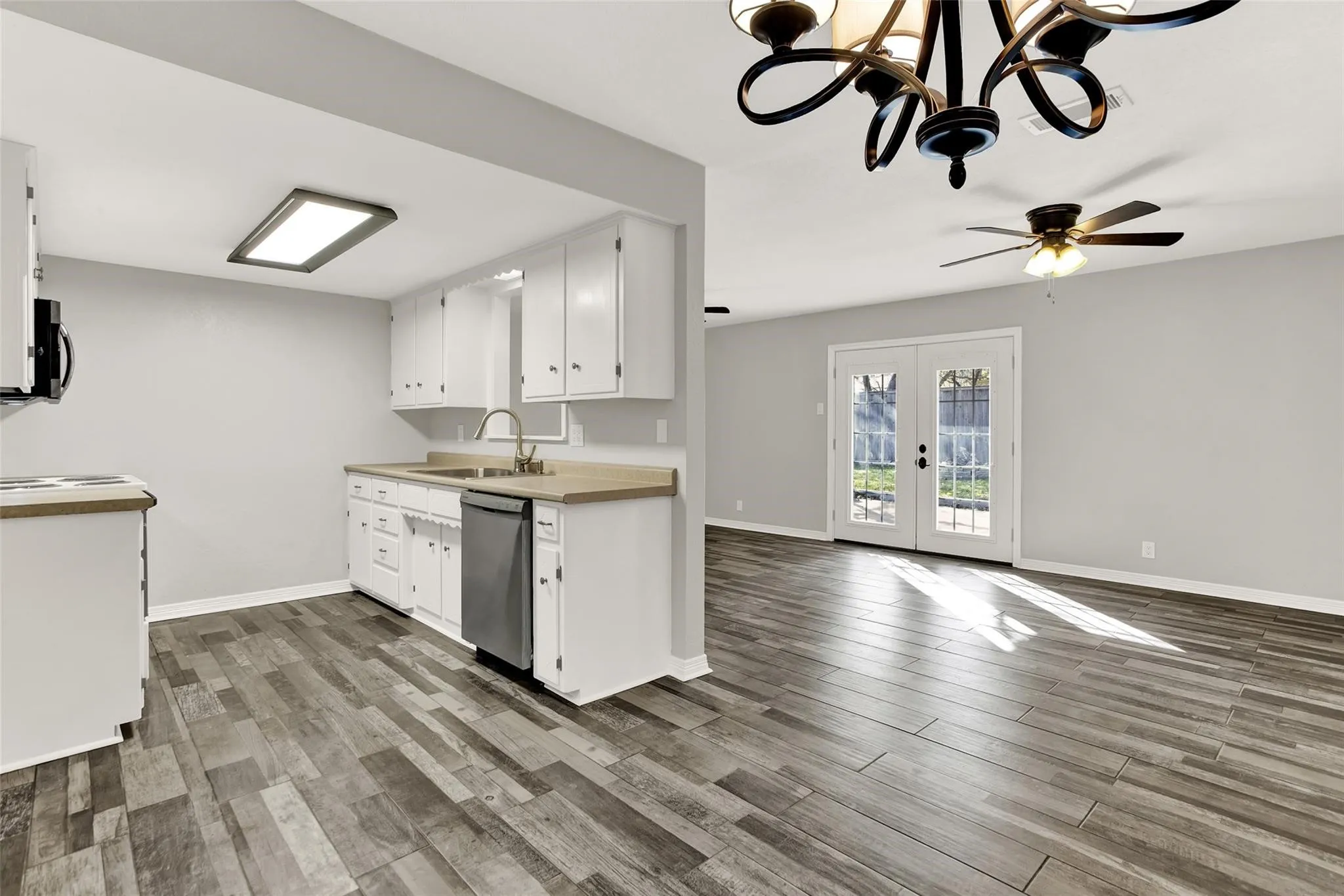 Single Family Residence For Rent in Grayson County , 600 Patricia Drive, Sherman, Texas 75090, 3 Bedroom, 2 Bathroom, 2 Garage spaces, 1,250 Sqft, built in 1965, mls#21410654, Real Estate Agent in Sherman, Homes For Rent in Grayson county, Homes For Rent in Sherman, Realtor in Sherman Texas, Real Estate Brokerage Independent Realty Texas, Luminita Cordes Realtor