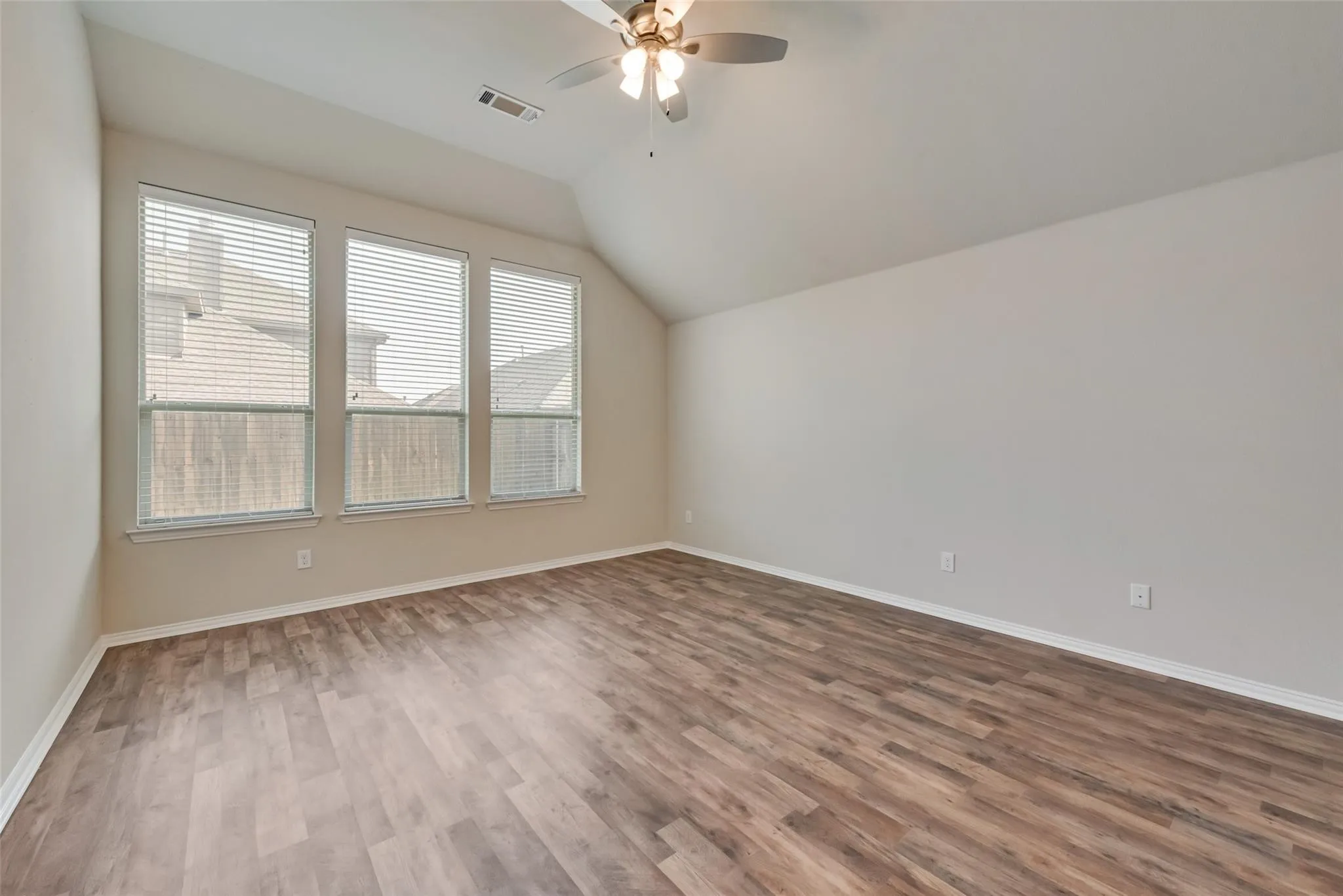 LARGE BONUS ROOM!