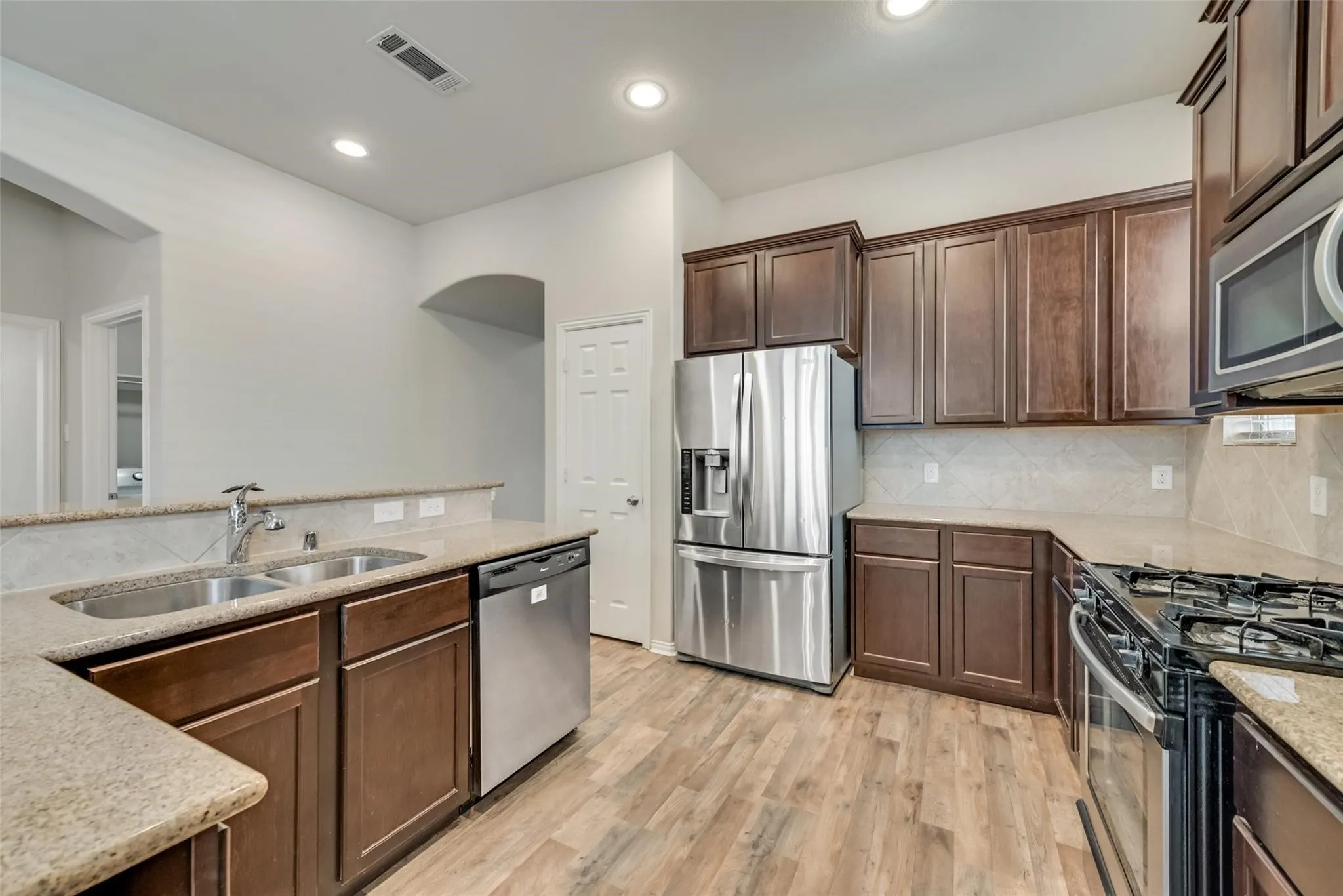 LARGE KITCHEN WITH LOTS OF CABINETS!