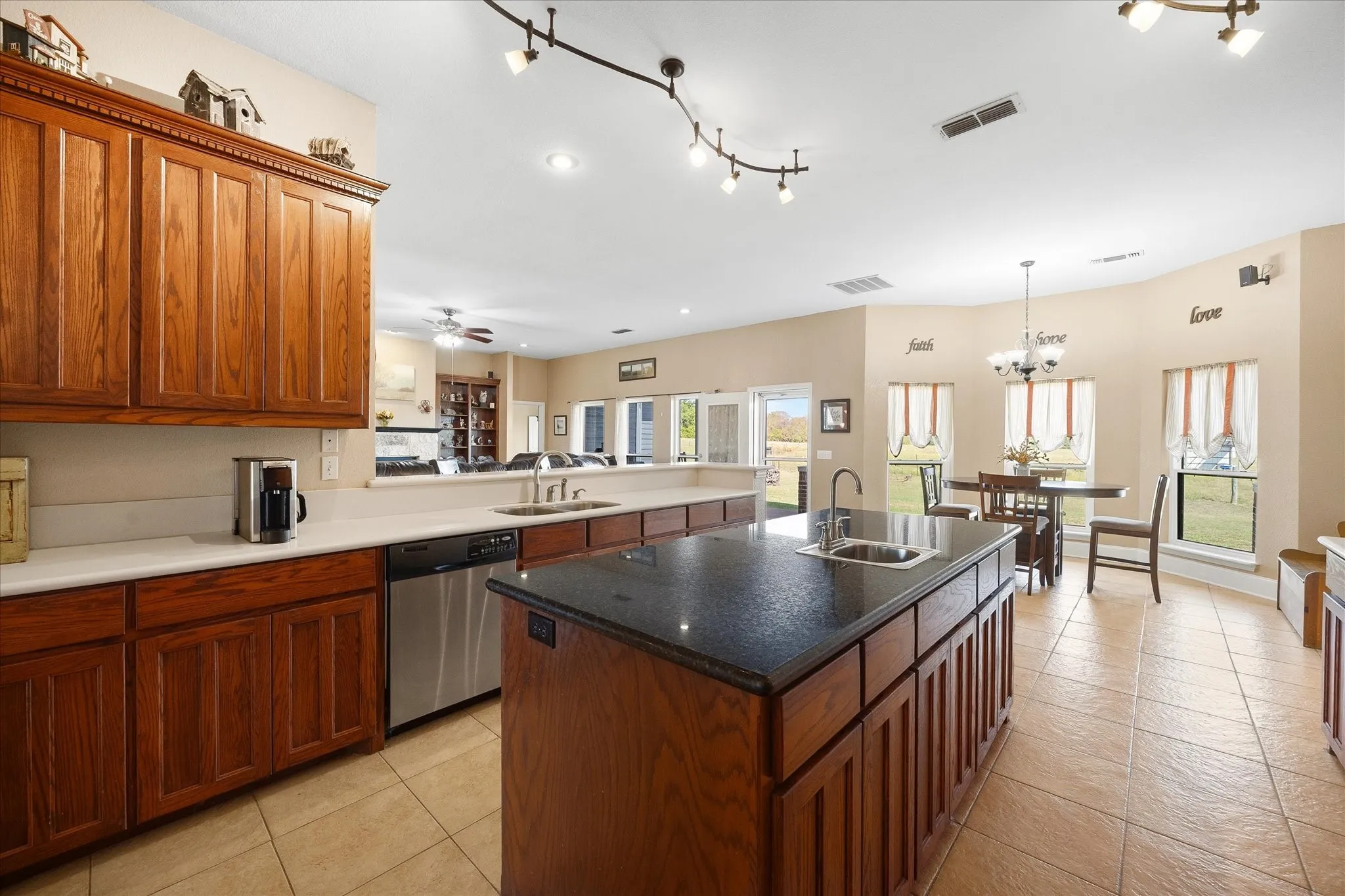 Single Family Residence For Sale in Hunt County , 250 County Road 1006, Wolfe City, Texas 75496, 5 Bedroom, 4 Bathroom, 3 Garage spaces, 4,125 Sqft, built in 2003, mls#21410081, Real Estate Agent in Wolfe City, Homes For Sale in Hunt county, Homes For Sale in Wolfe City, Realtor in Wolfe City Texas, Real Estate Brokerage Independent Realty Texas, Luminita Cordes Realtor